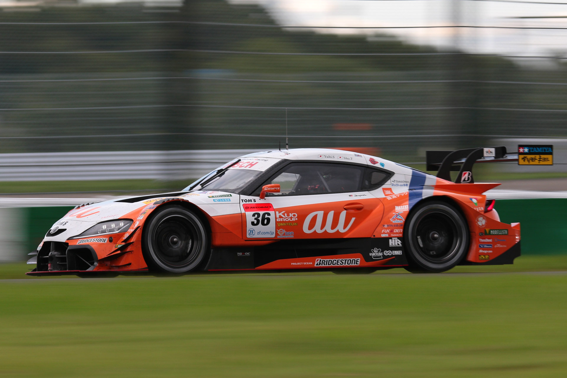 最後まで1号車 STANLEY NSX-GTと激しいバトルを繰り広げ5位となった36号車 au TOM'S GR Supra（関口雄飛/坪井翔組、BS）