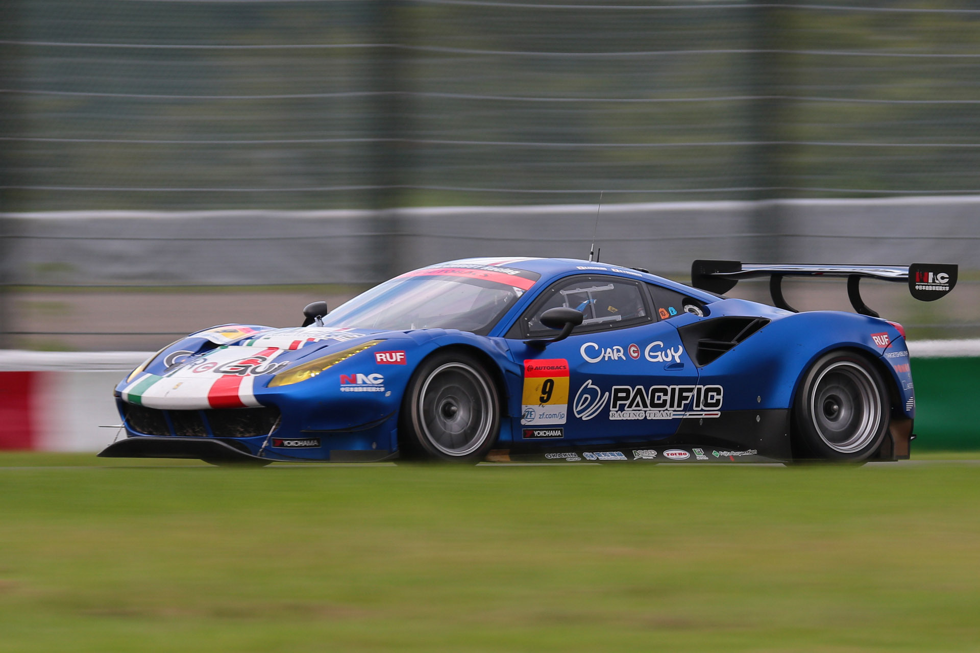 最後の最後に5号車をオーバーテイクして4位に食い込んだ9号車 PACIFIC NAC CARGUY Ferrari（ケイ・コッツォリーノ/横溝直輝組、YH）