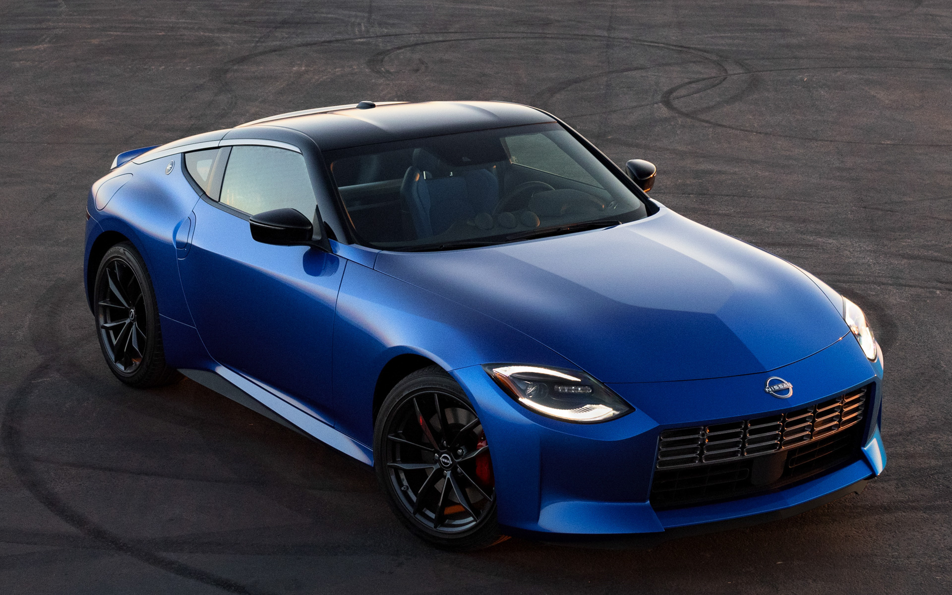 現在公開されている米国仕様車の主要諸元は、タイヤサイズを除いて全モデル共通で、最高出力400馬力（405PS）、最大トルク350lb-ft（475Nm）/5600rpmを発生する新開発のV型6気筒 3.0リッターツインターボエンジンが搭載され、トランスミッションは6速MTか、新開発の9速ATを選択可能