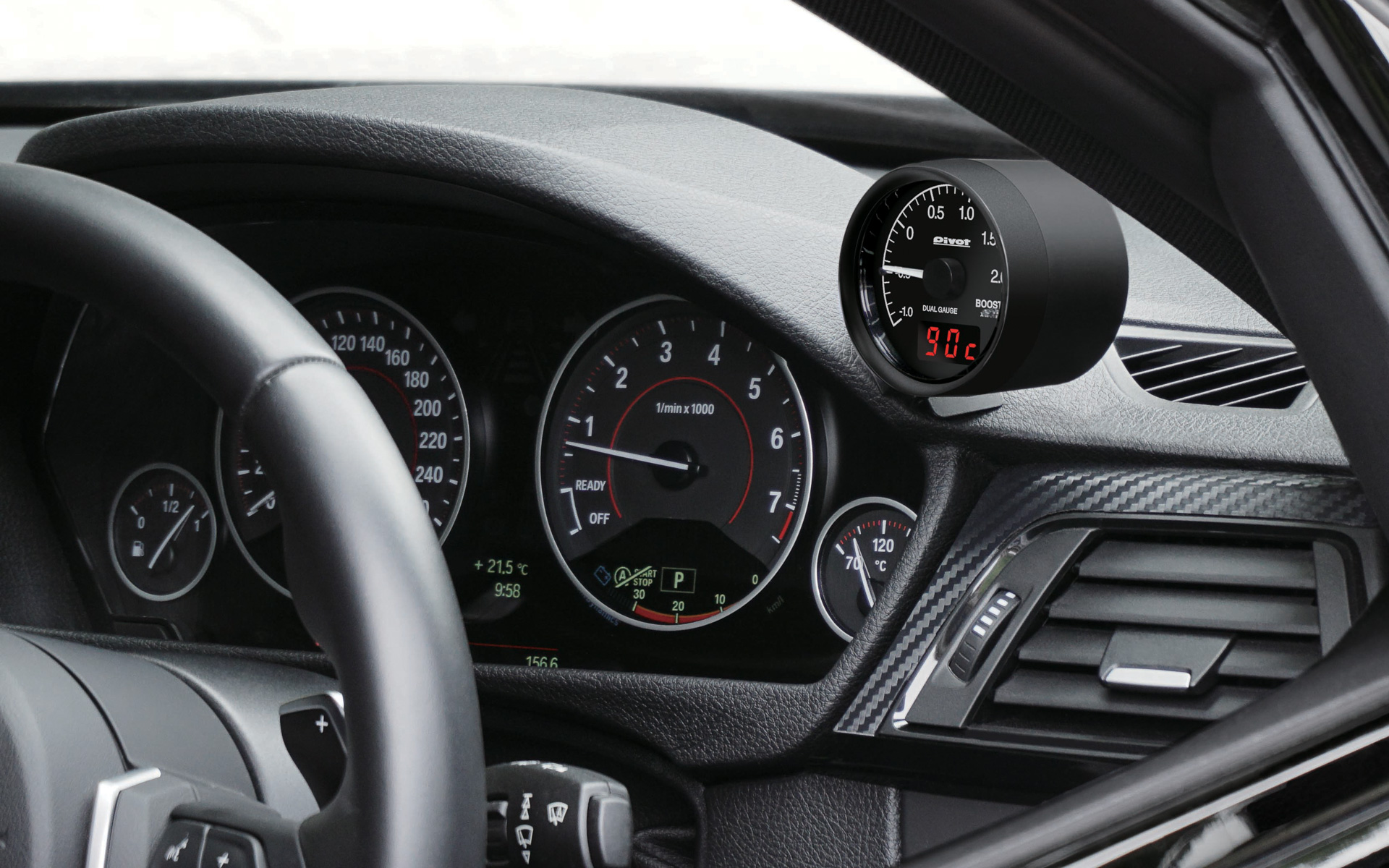 さまざまな車種の装着例。本体は60Φで市販のメーターホルダーなどにも対応する