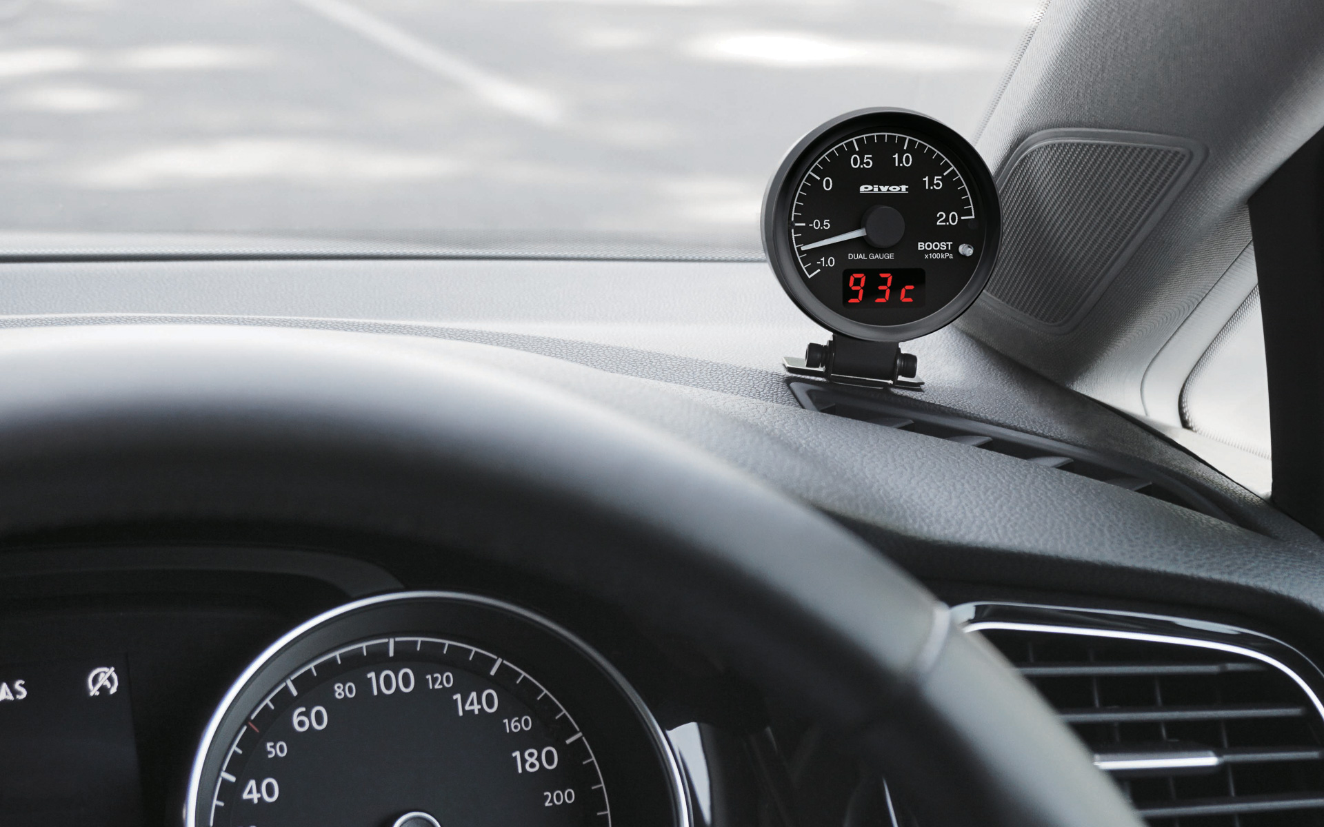 さまざまな車種の装着例。本体は60Φで市販のメーターホルダーなどにも対応する