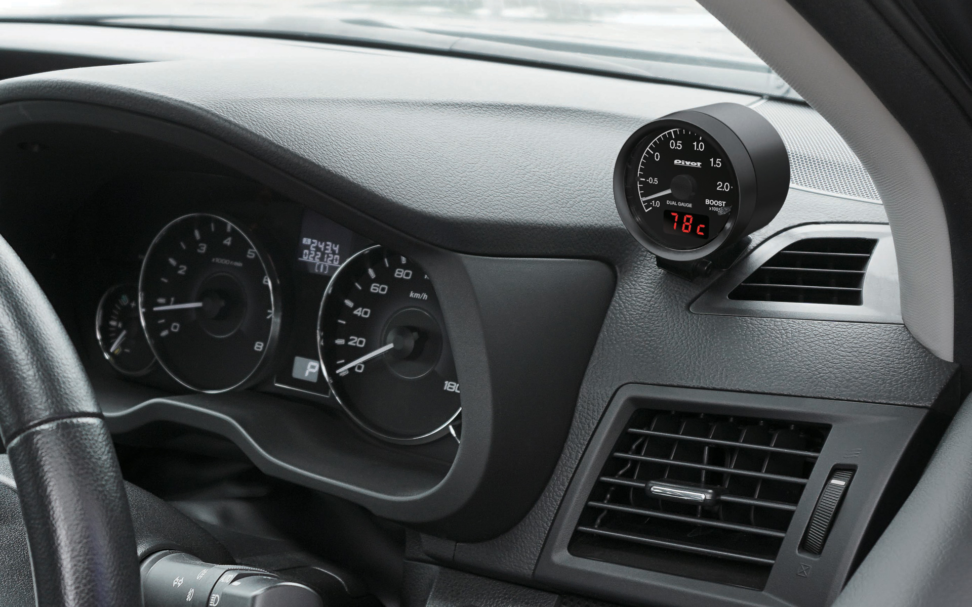 さまざまな車種の装着例。本体は60Φで市販のメーターホルダーなどにも対応する