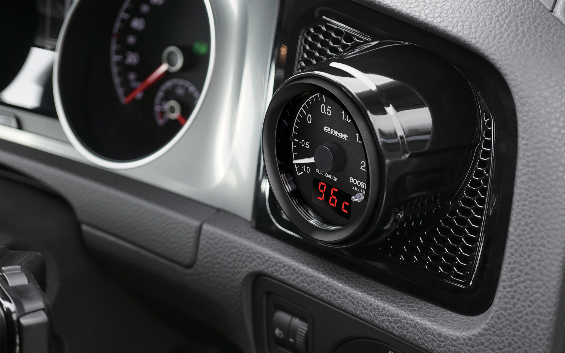 さまざまな車種の装着例。本体は60Φで市販のメーターホルダーなどにも対応する