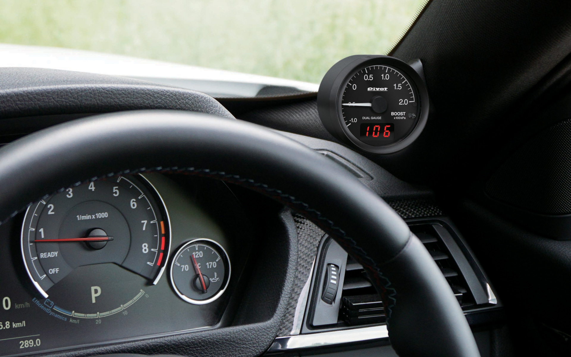 さまざまな車種の装着例。本体は60Φで市販のメーターホルダーなどにも対応する