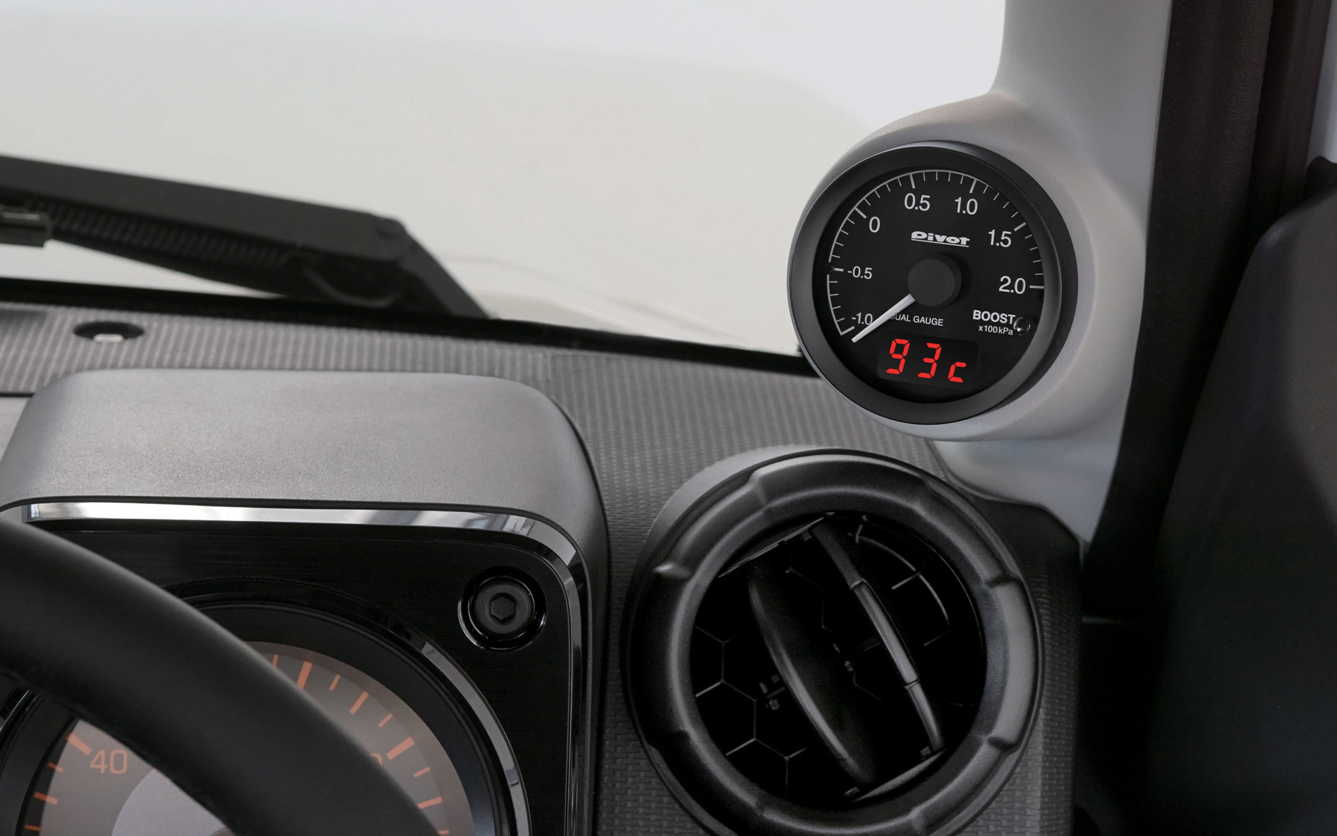 さまざまな車種の装着例。本体は60Φで市販のメーターホルダーなどにも対応する