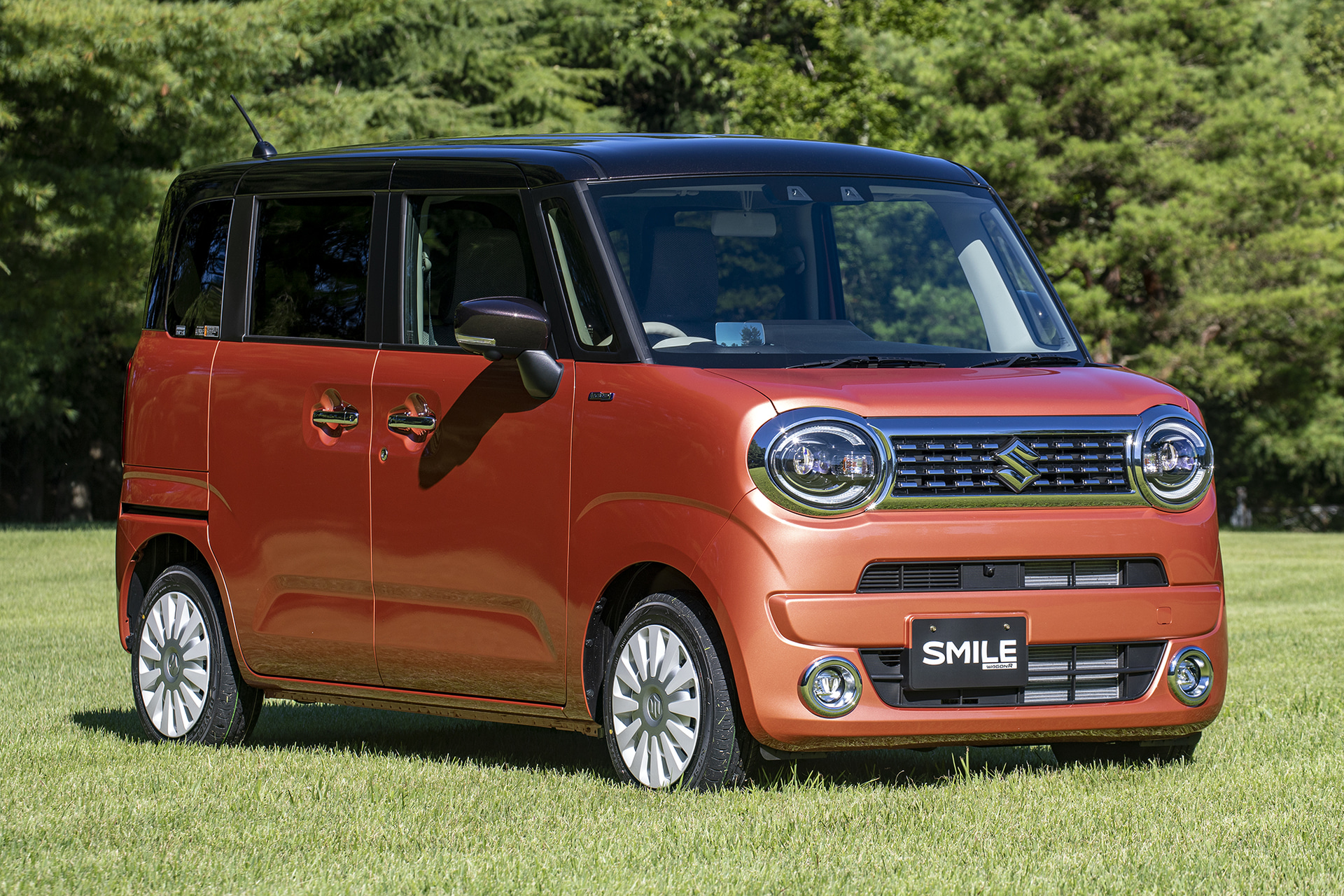 新型ワゴンR スマイル。撮影車はHYBRID X。ボディカラーはコーラルオレンジメタリック/アーバンブラウン2トーンルーフ。ボディサイズは3395×1475×1695mm（全長×全幅×全高）、ホイールベースは2460mm