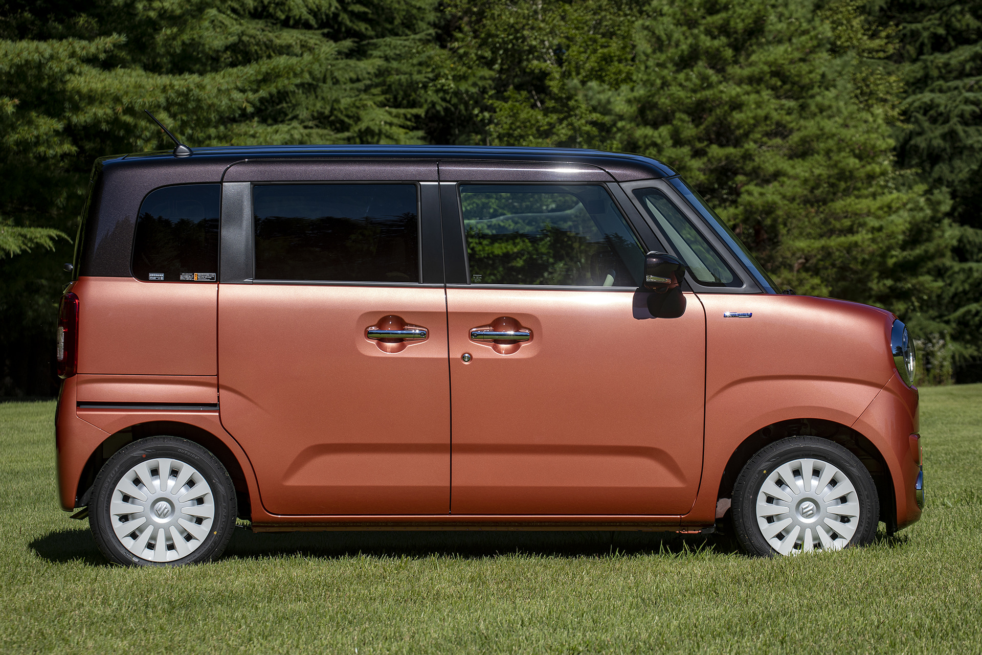 新型ワゴンR スマイル。撮影車はHYBRID X。ボディカラーはコーラルオレンジメタリック/アーバンブラウン2トーンルーフ。ボディサイズは3395×1475×1695mm（全長×全幅×全高）、ホイールベースは2460mm