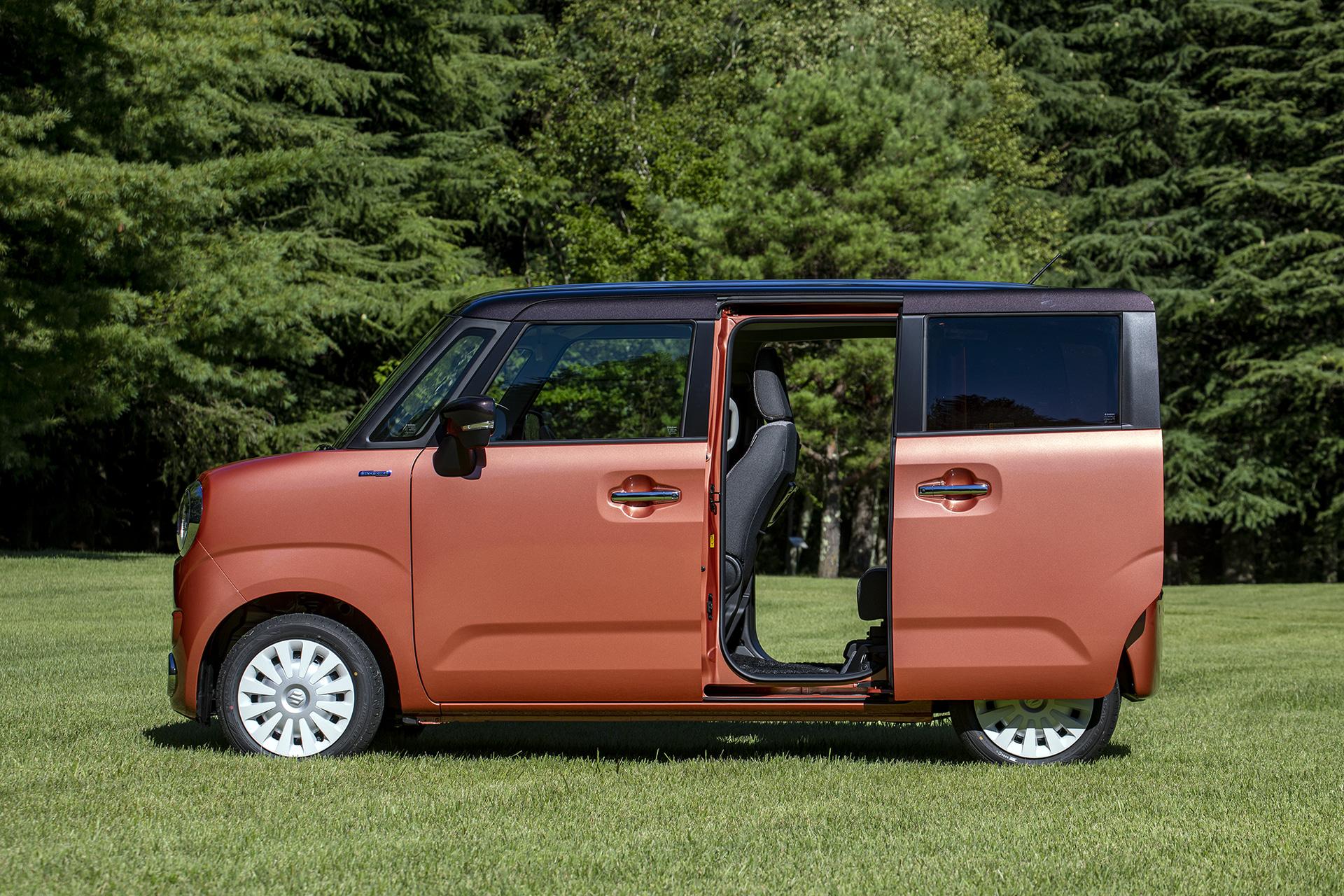 後席ドアは左右ともスライドドア（電動）を採用する