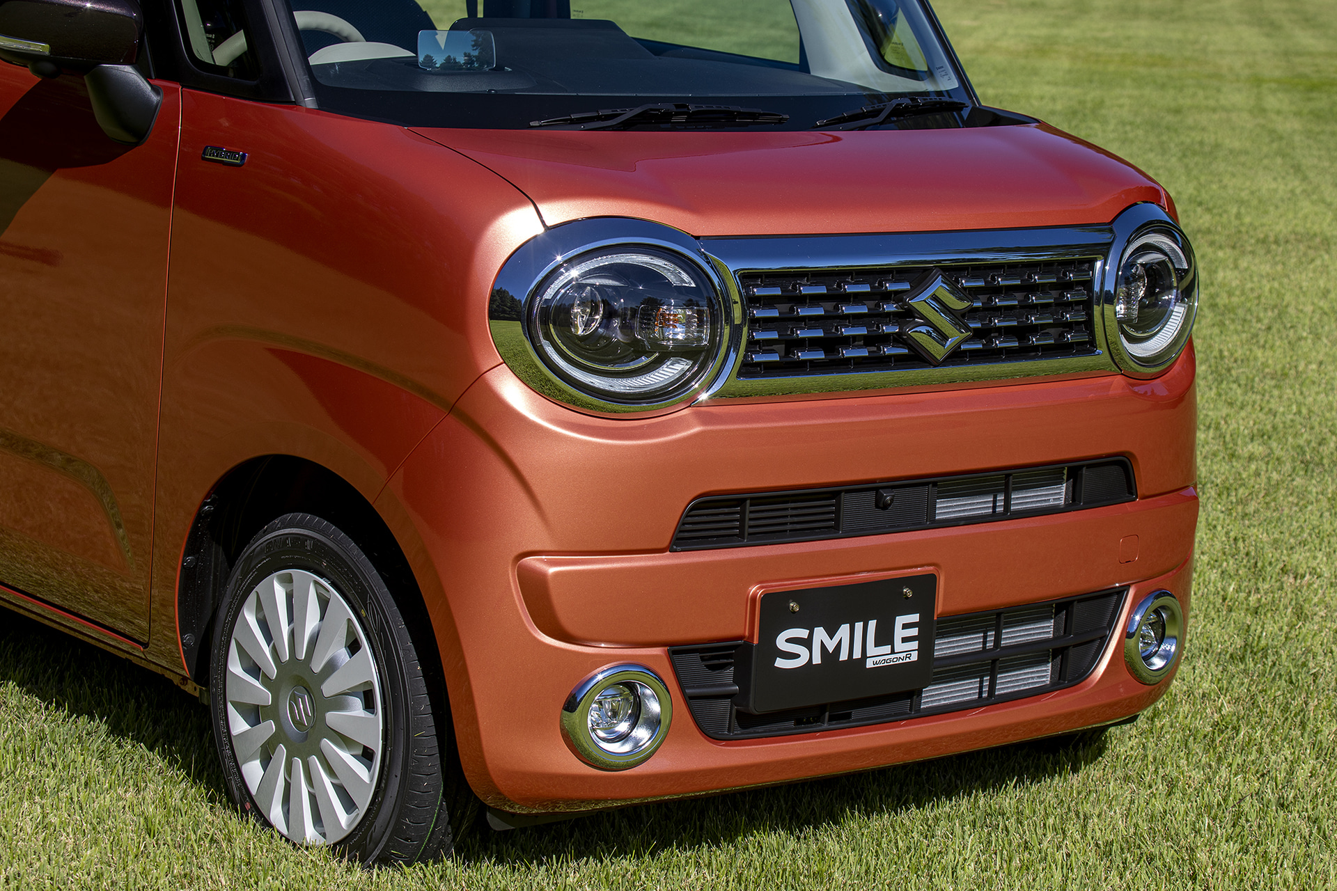 シンプルで明快なデザインがテーマ。奇をてらわず、ヘッドライトやグリルなどあるべきものはあるべきところに配置された