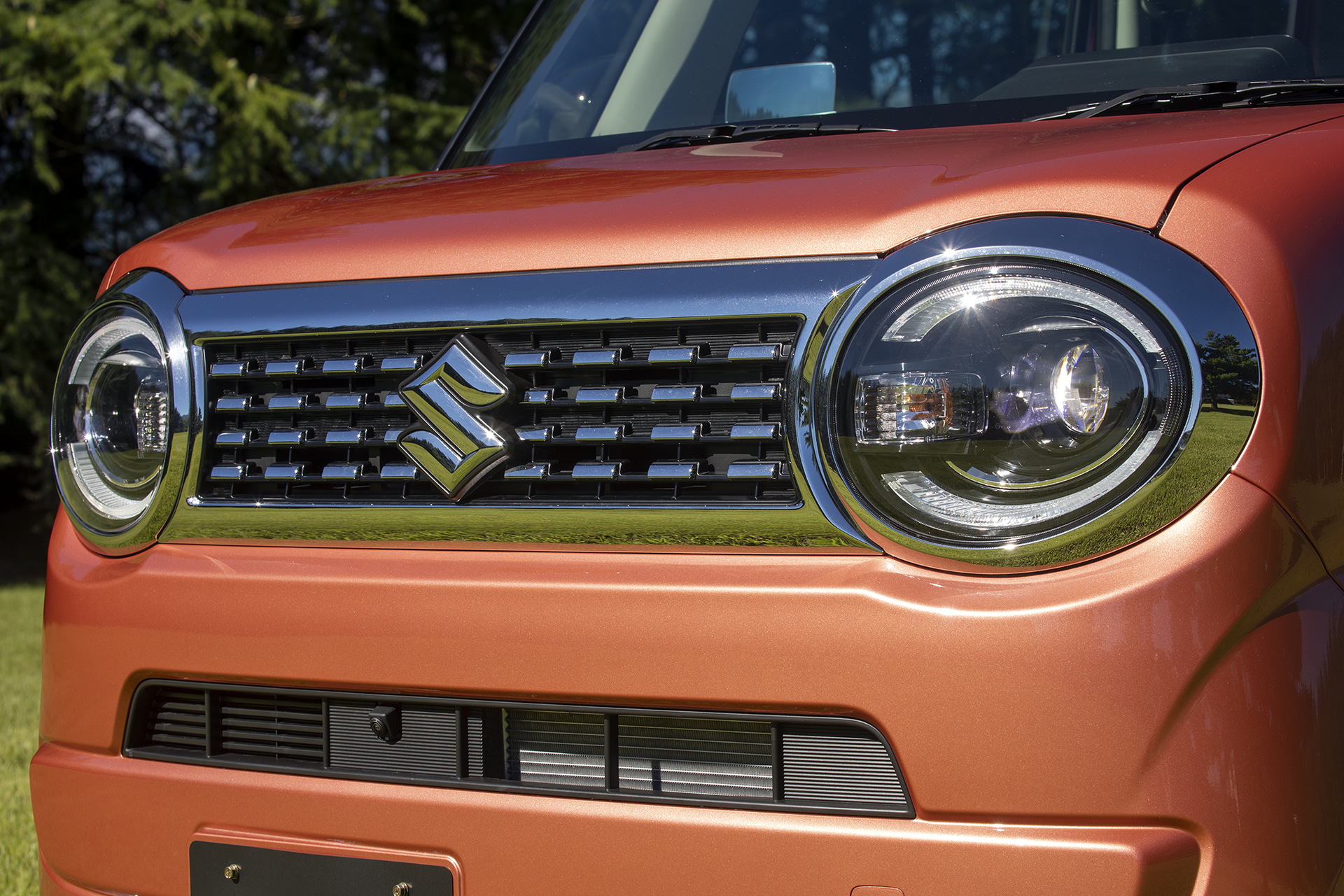 ヘッドライトは大きめのベゼル付きとした。これは普遍的な「クルマらしさ」を狙ったもの