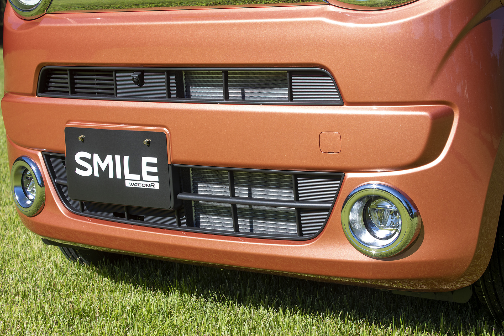 バンパー下部に設けてあるフォグランプも大きめのベゼルが付き、ヘッドライトとのバランスを取っている。ラジエターやコンデンサーに風を導入するロアグリル付近には小ぶりな別体バンパーを連想させるデザインを入れている