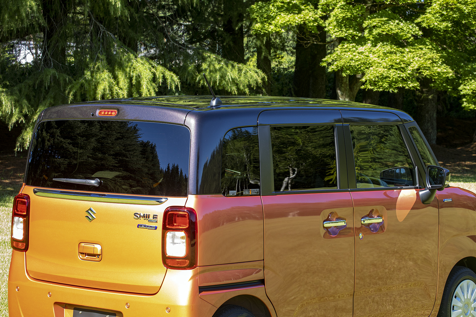 スペーシアの高いルーフを90mm下げている。ボディ自体は厚みがあるデザインなので、よりキャビンが小さく見える