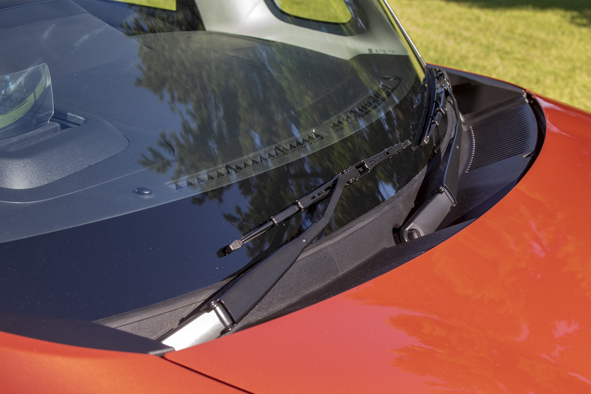 ワイパーアームをボンネットから飛び出ないように配置することで広い視界を確保する