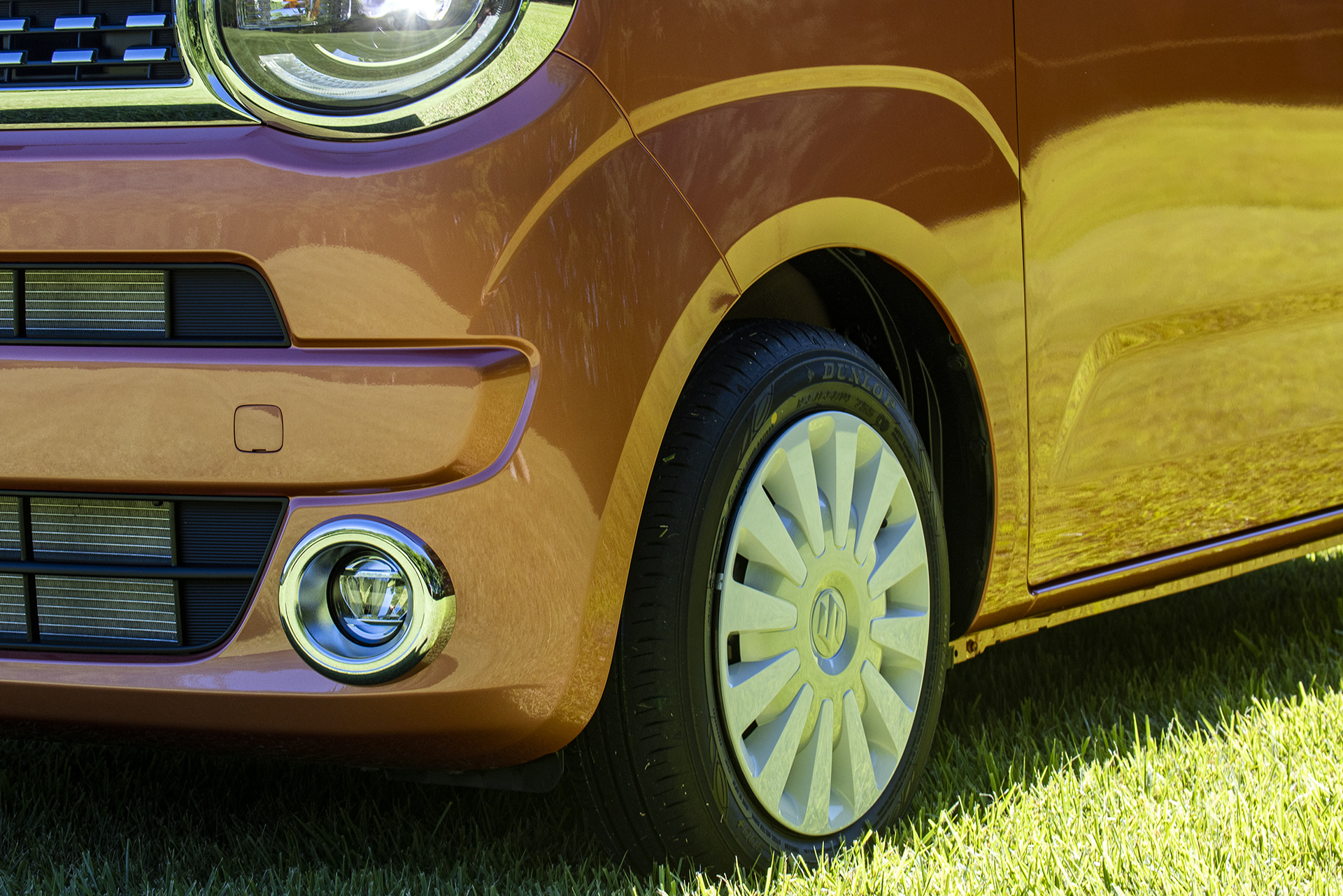 シンプルにまとめられたエクステリアデザインだが、シンプルにしすぎると視覚的に事故や衝撃などを受けたときに「弱そう」と感じてしまうこともあるという。そこでスズキではスッキリした面を多用しつつも「安心」を感じられるようなデザインを盛り込んでいる