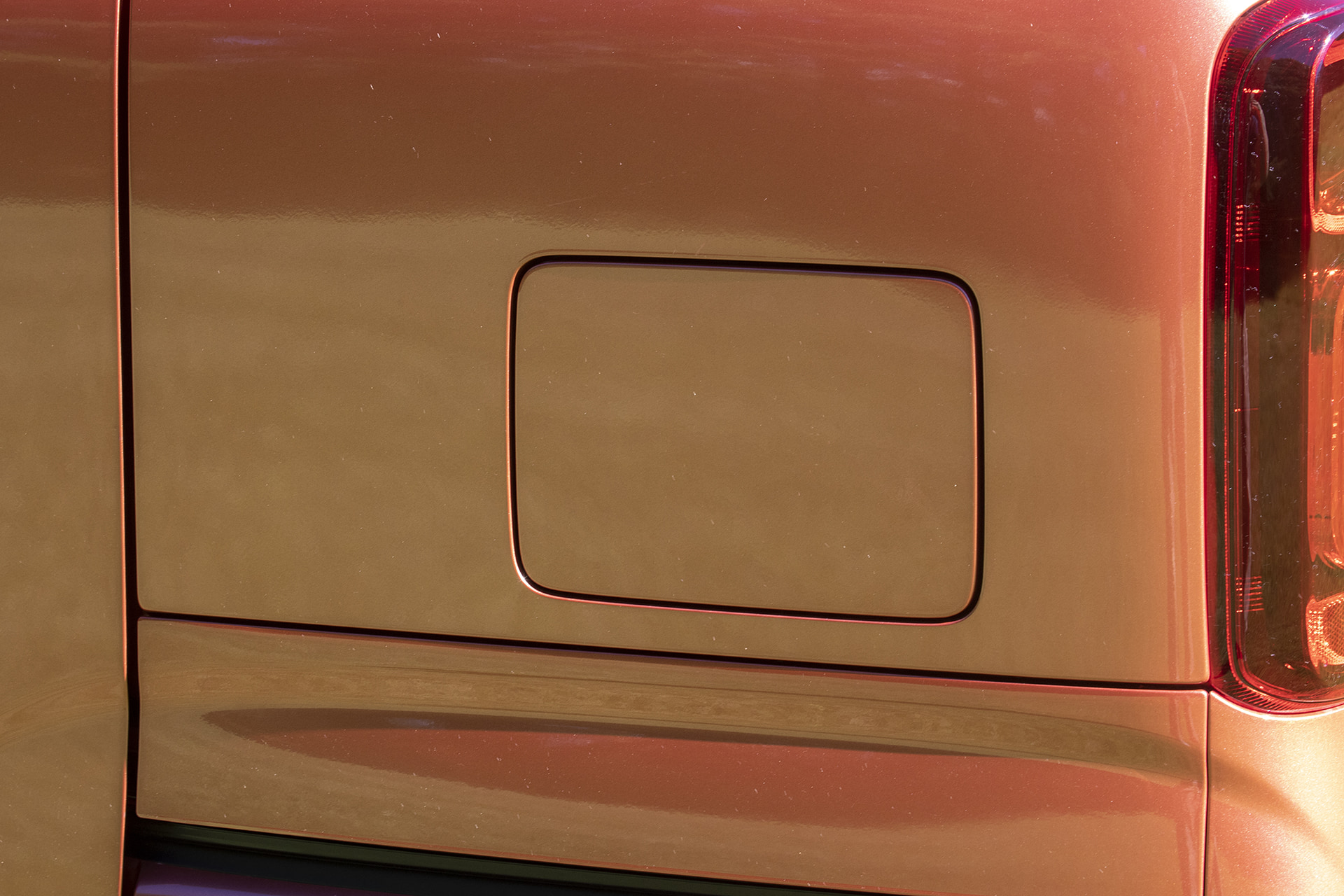 フューエルリッドは左側にある。燃料は無鉛レギュラーガソリンでタンク容量は軽ワゴン車として平均的な27L