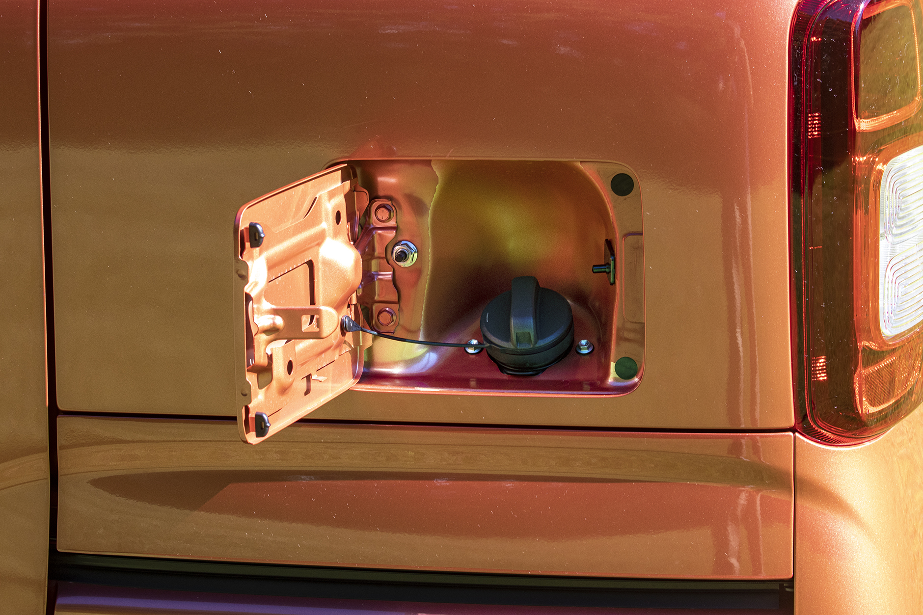 フューエルリッドは左側にある。燃料は無鉛レギュラーガソリンでタンク容量は軽ワゴン車として平均的な27L