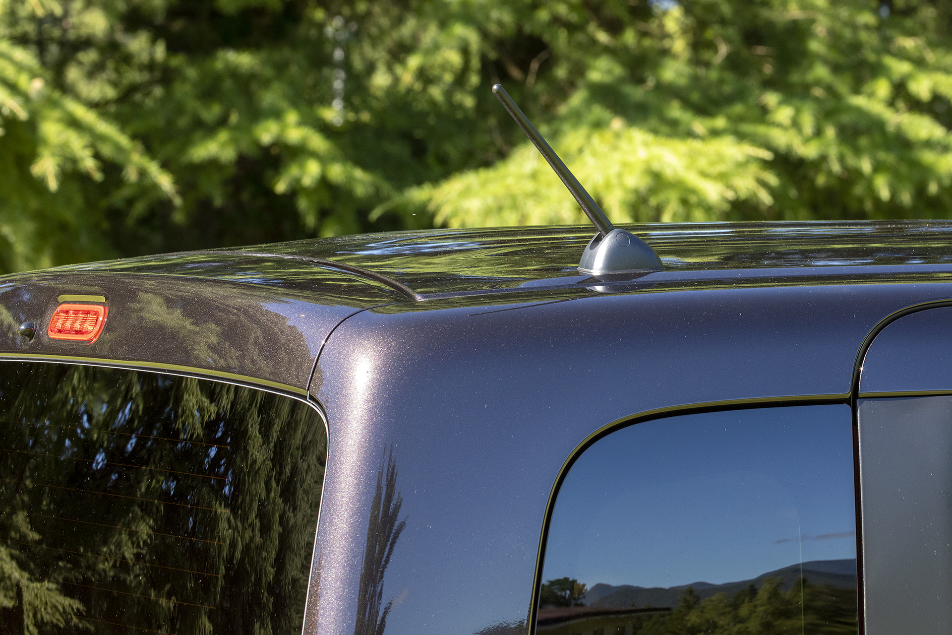 アンテナはルーフ右側後ろ寄りに付いている。前方向への可倒式