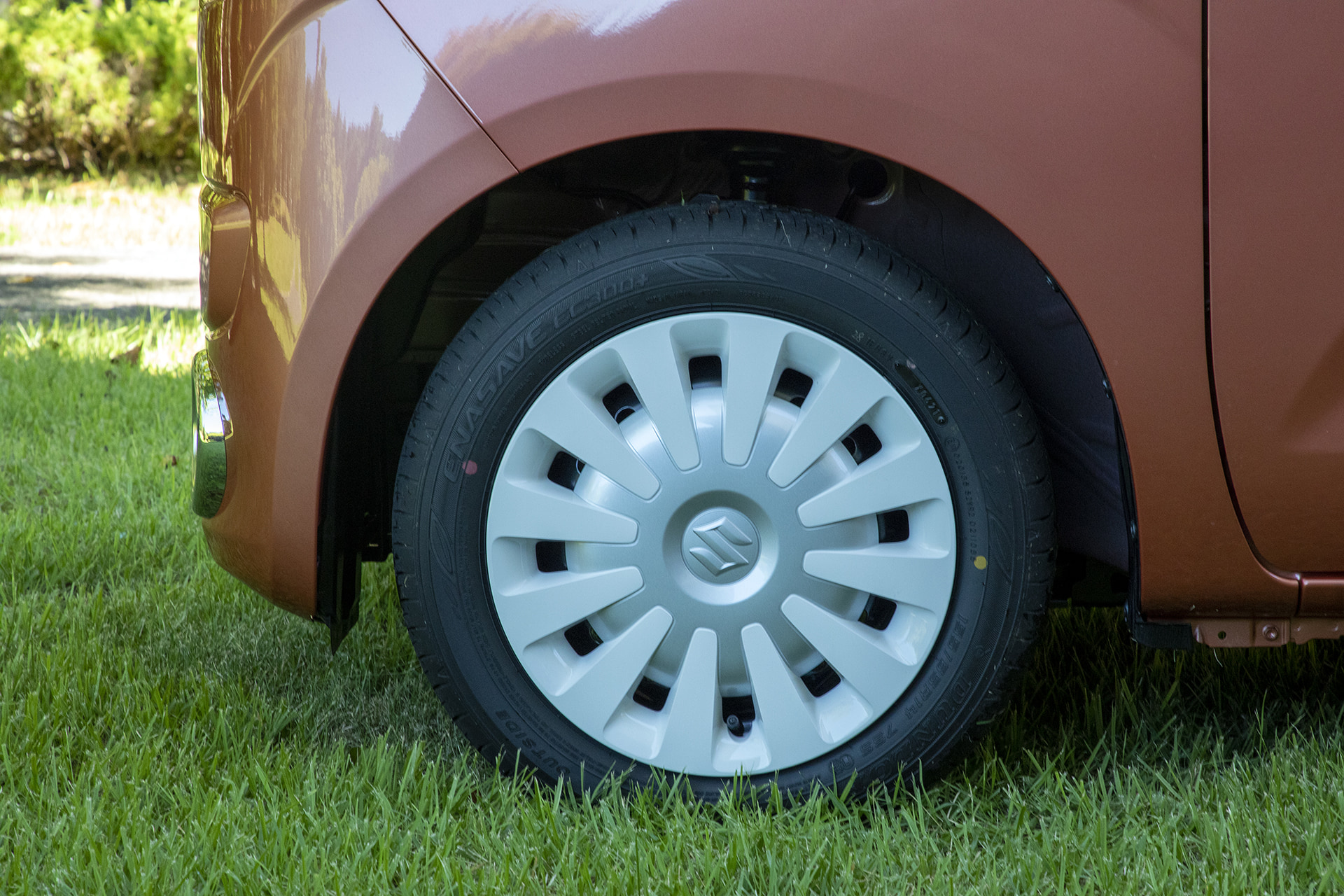 スチールホイールにキャップ付き。タイヤサイズは155/65R14。ブレーキはフロントがベンチレーテッドディスク。リアがリーディング・トレーリング（ドラム）