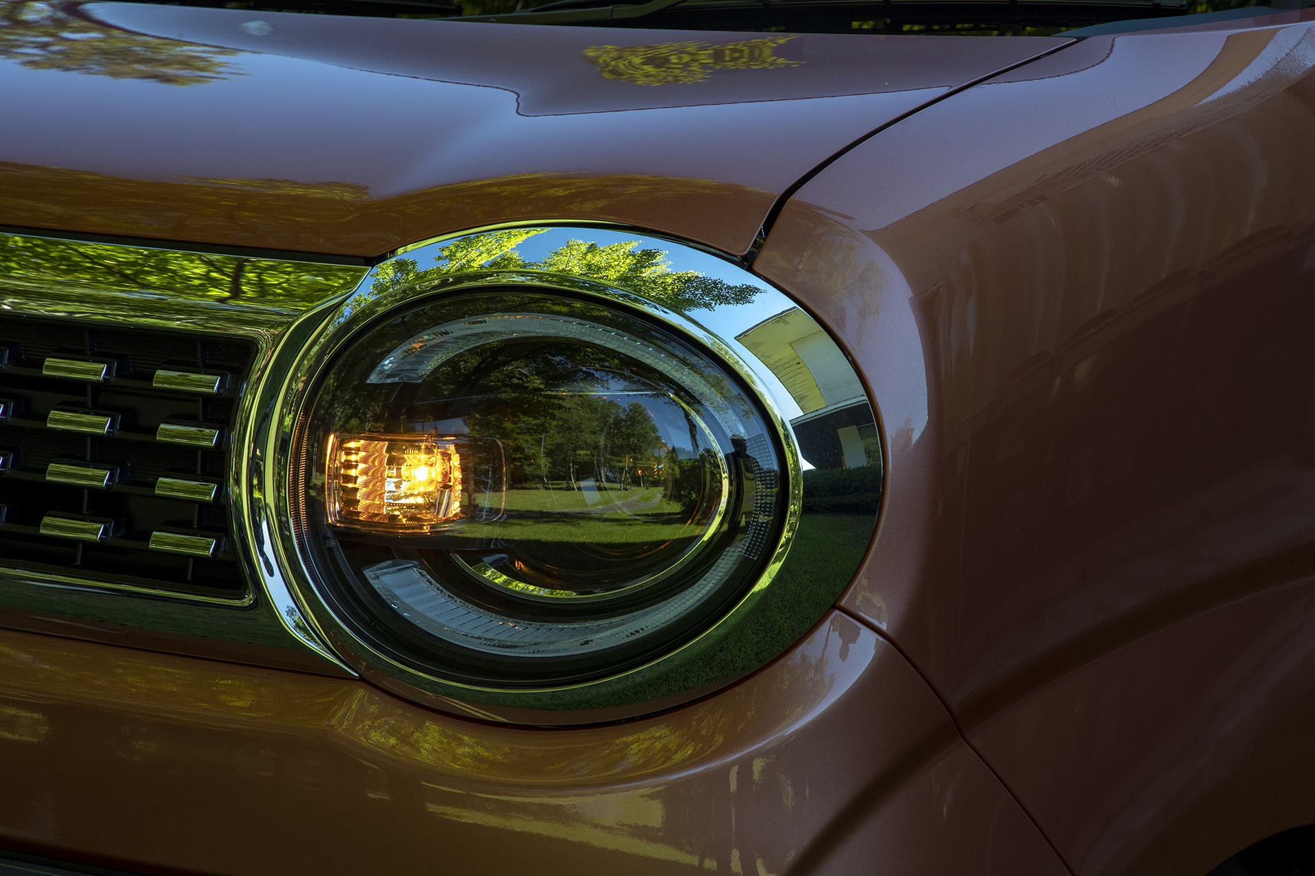 ウインカーはライトユニットの内側が点灯。ハザードランプも同様の場所が点灯