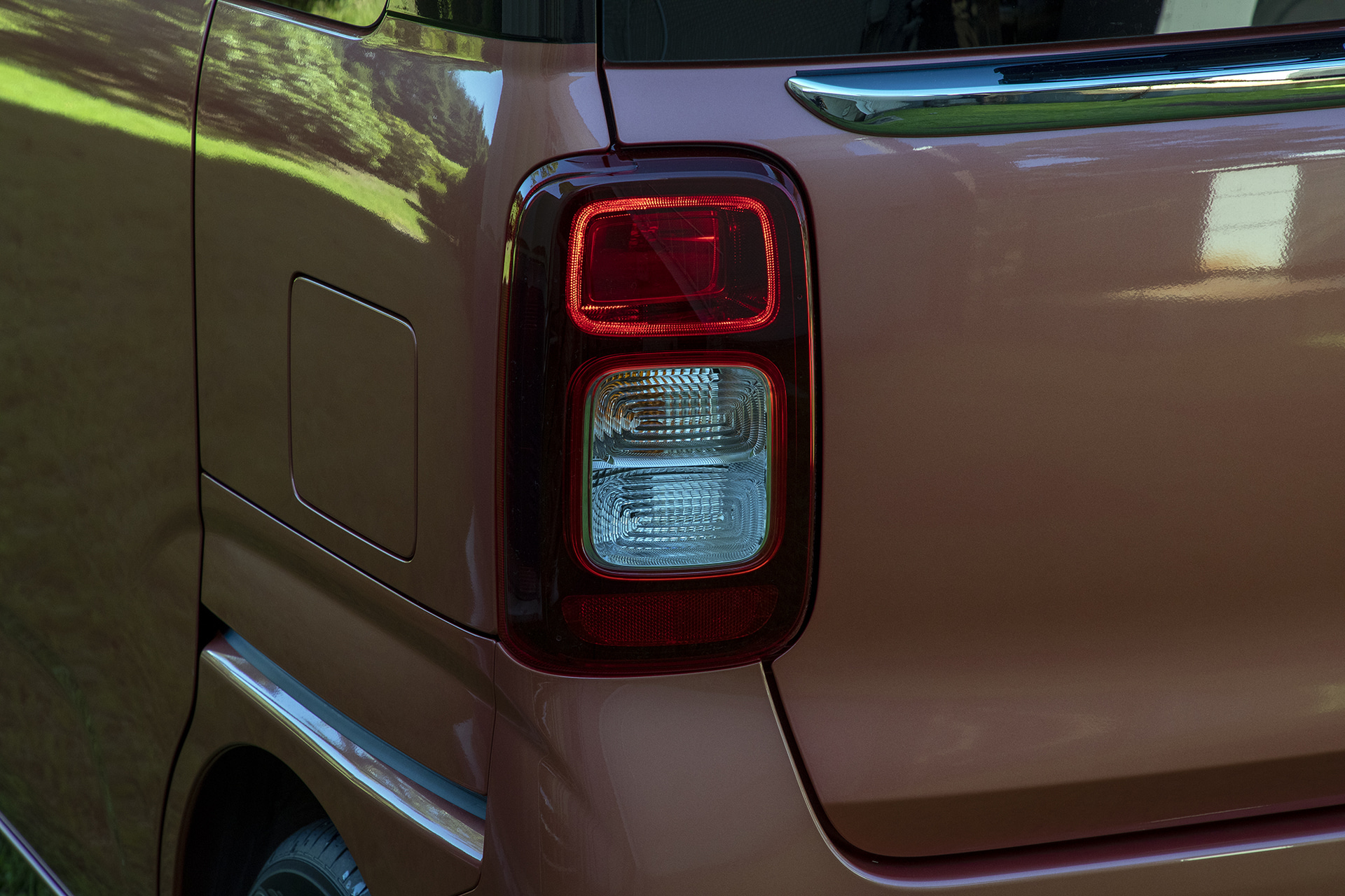 スモール点灯時。LEDを使った特徴的な表現