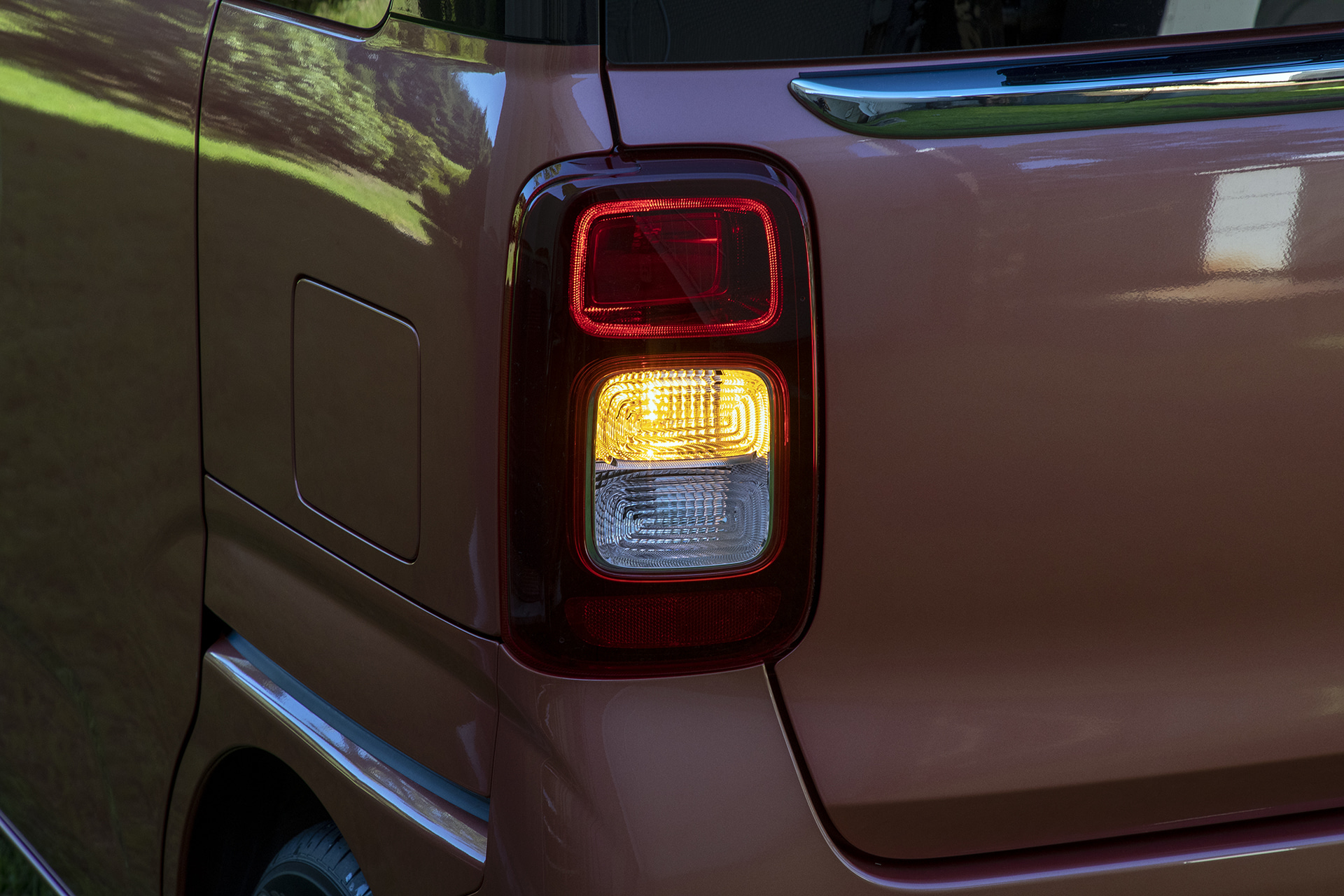 ウインカーは3段に並ぶランプのうち、センターが点灯する