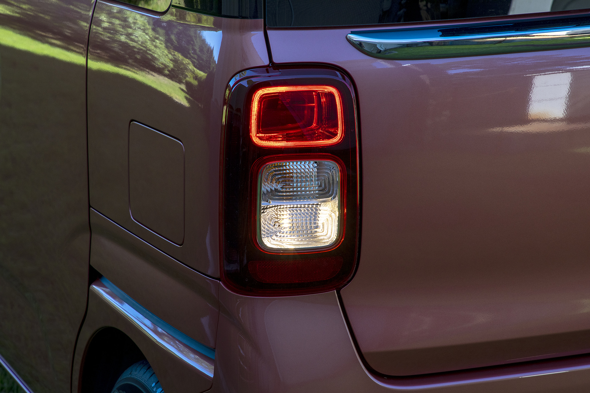 ブレーキを踏むとスモールランプ部と同じところがより明るくなる。バックランプは一番下が点灯