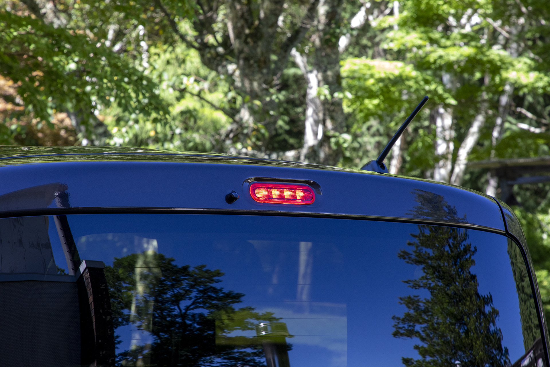 ハイマウントブレーキランプはリアハッチ上部に付く