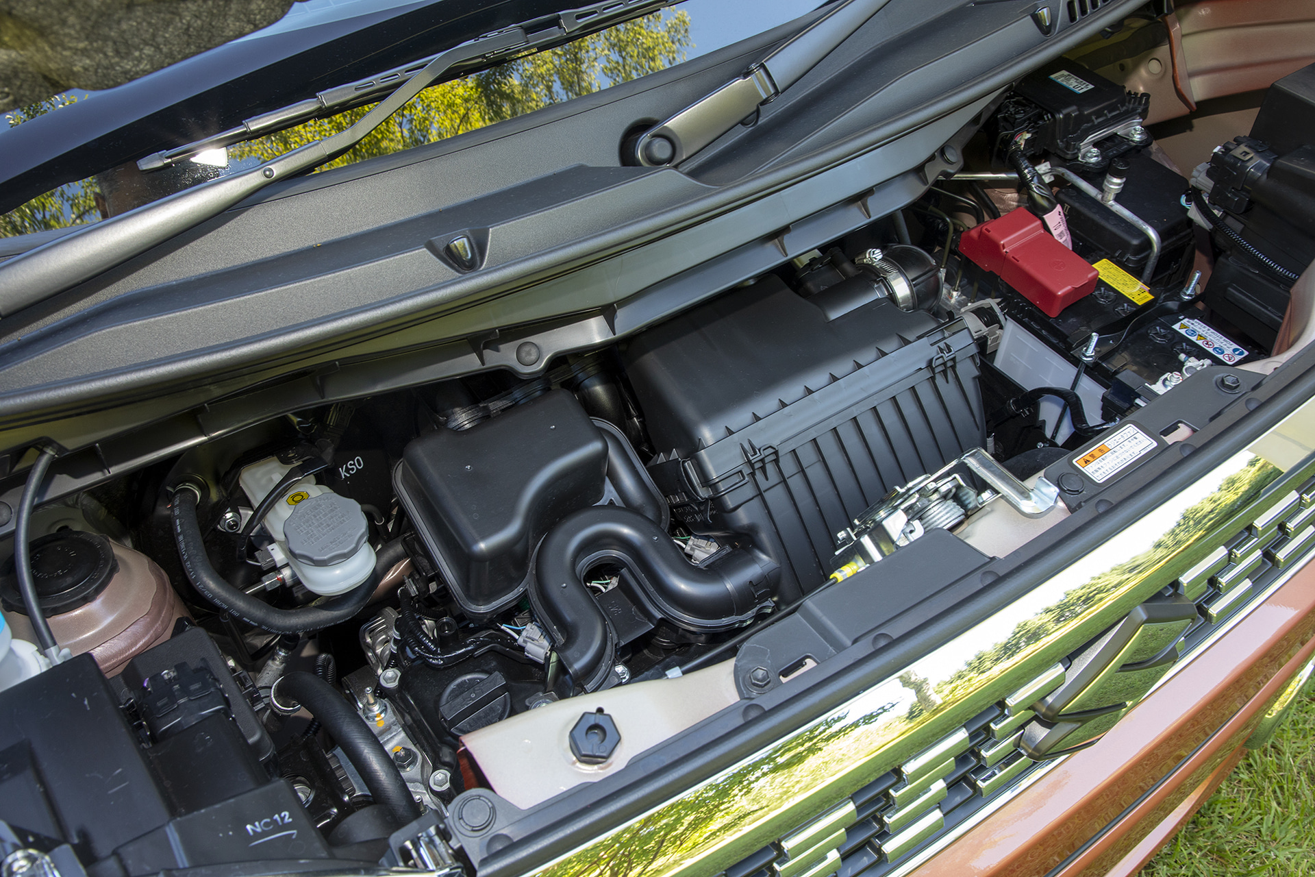 エンジンは全車、排気量660cc水冷4サイクル直列3気筒 DOHC12バルブのR06D型を搭載。最高出力は36kW（49PS）/6500rpm。最大トルクは58Nm（5.9kgfm）/5000rpm。HYBRID SとHYBRID XにはISGモーターと専用リチウムイオンバッテリーのマイルドハイブリッドシステムを装備