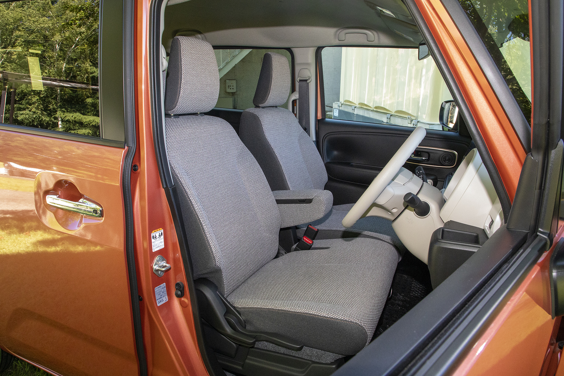 インテリアはシンプルだが各所にこだわりのポイントを作る。シートは左右セパレート式で、運転席のスライド範囲は前側に対して助手席よりワンノッチ多い。これはより多くの体型のユーザーに合うようにしたこと