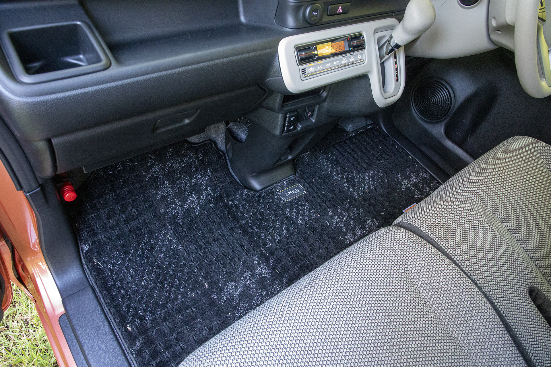 前席の足下はウォークスルーなので左右どちらからの乗り降りも楽。自宅駐車場の事情で右寄せで駐めているような場合はとても便利