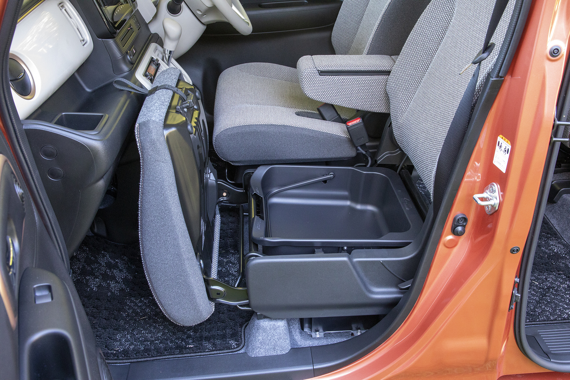 助手席座面下には大きめのシートアンダーボックスがある