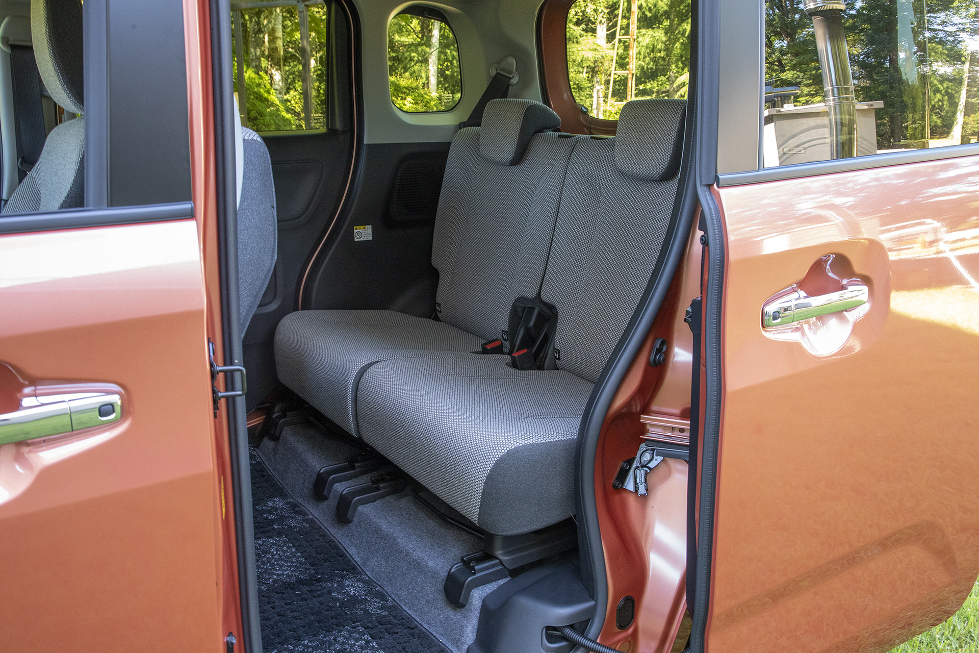 後席ドアは左右とも電動スライドドア。リアシートは前後スライド＆リクライニング機構付き。また、座面にはi-Size/ISOFIXチャイルドシート対応のチャイルドシートを設置可能