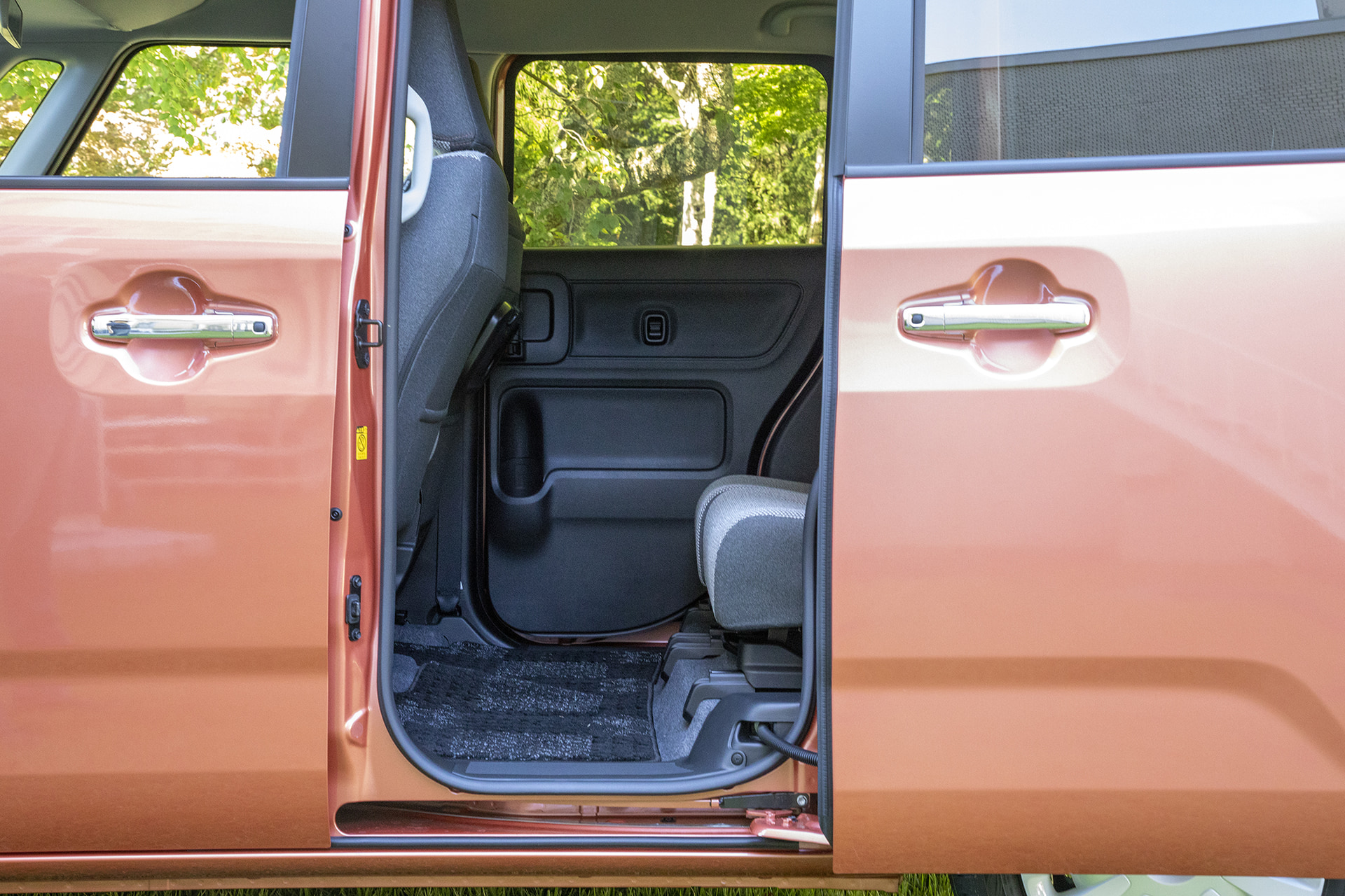 リアシートを下げた状態。足下には大人が乗っても余裕のスペースがある