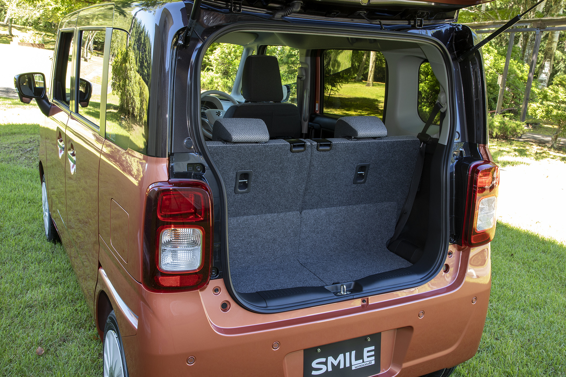 リアシートを下げた状態でのラゲッジ。軽ワゴン車としては一般的な容量だろう