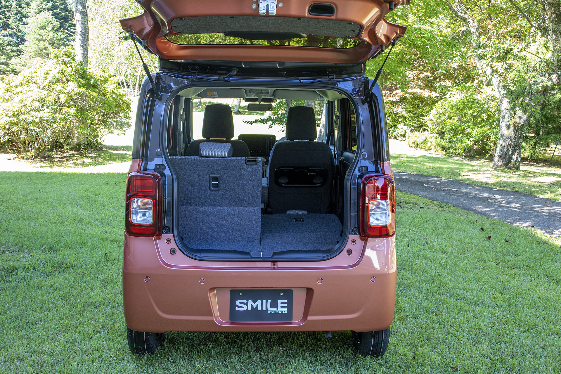 リアシートはセンター2分割で可倒できる