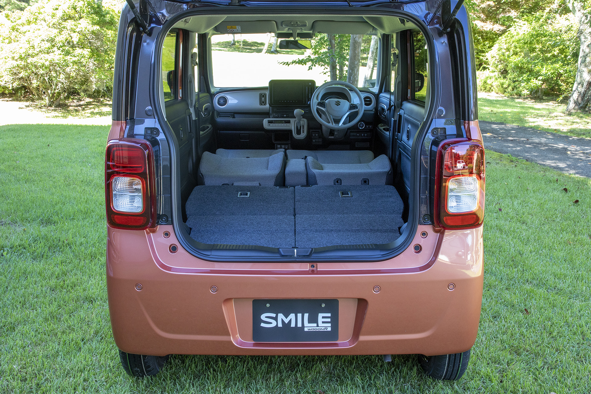 前席を倒すとフルフラットにすることができる。画像ではリアシートを前倒しにしているので前席と段差があるが、車中泊などで使用する場合は、そもそもラゲッジの床にクッションマットなどを敷いて利用するだろうが、生じた段差はマットとシートの高さ合わせに関してかえって使えるものでもある。リアシートに座って足を前に投げ出すようなシートアレンジではこの段差はなくなる