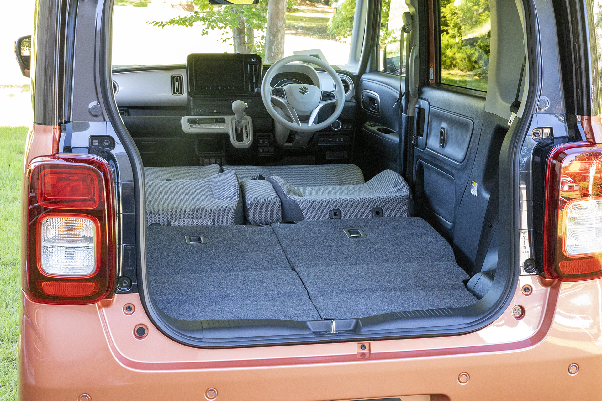 前席を倒すとフルフラットにすることができる。画像ではリアシートを前倒しにしているので前席と段差があるが、車中泊などで使用する場合は、そもそもラゲッジの床にクッションマットなどを敷いて利用するだろうが、生じた段差はマットとシートの高さ合わせに関してかえって使えるものでもある。リアシートに座って足を前に投げ出すようなシートアレンジではこの段差はなくなる