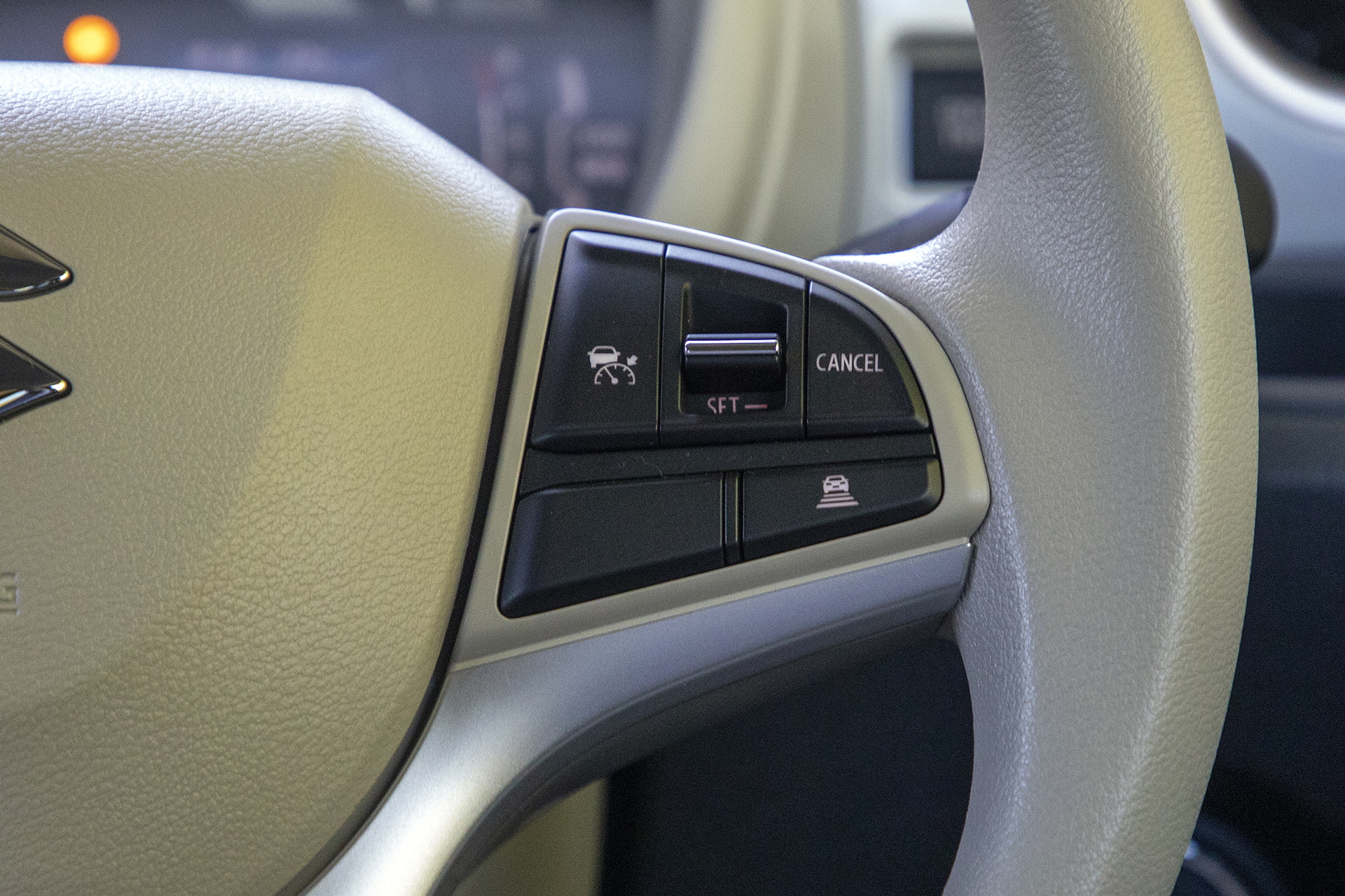 右側のステアリングスイッチ。ACCなど運転支援系がある