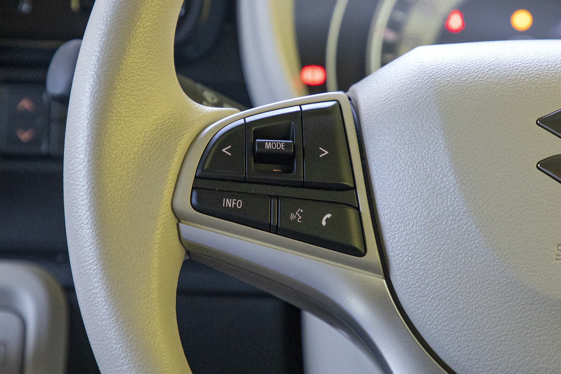 左側のステアリングスイッチ。オーディオのモード変更、インフォメーション、ハンズフリー電話などのスイッチがある