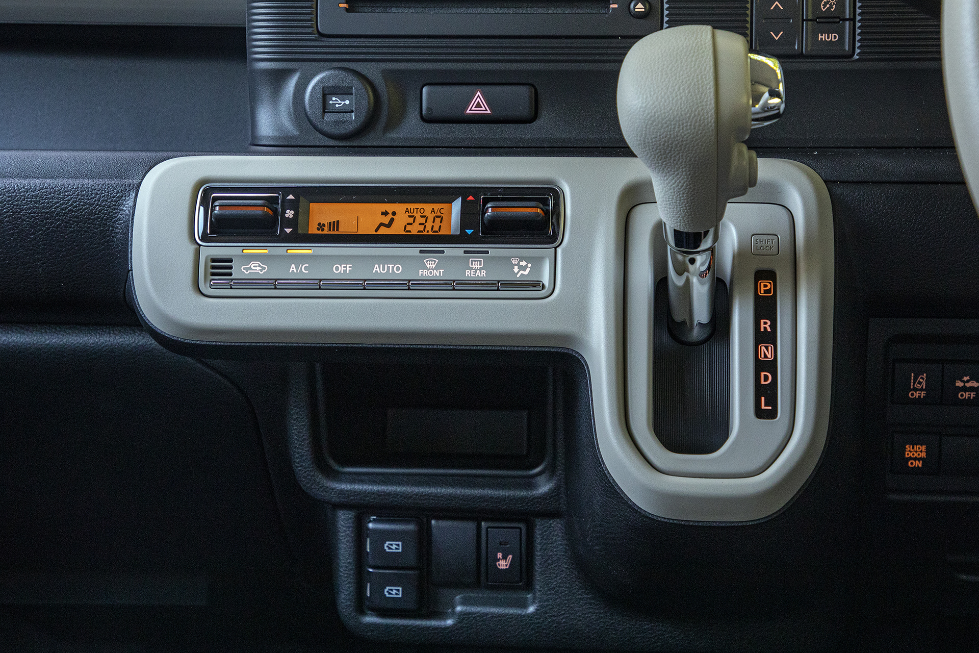 黒色主体のダッシュパネルに対してアイボリーのパネルでまとまられたシフトとエアコン操作パネル。他のクルマにはあまり見られない配色