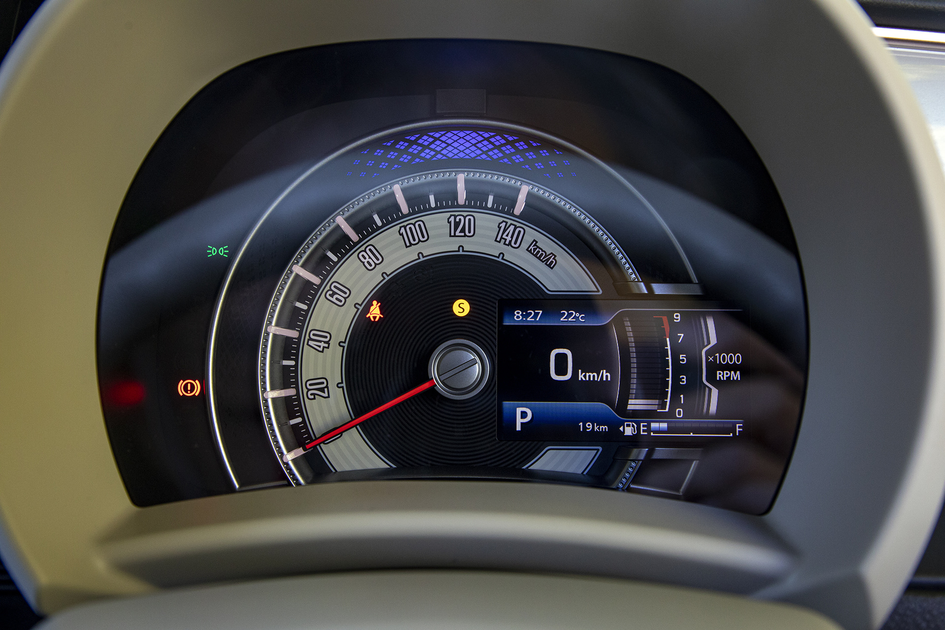 作りはシンプルだけど色やデザインで質感を高めたメーターデザイン。速度表示の外周、ちょうど120km/hのあたりにひし形のデザインが入っているが、これはあとで紹介する天井の内張のデザインに合わせたもの