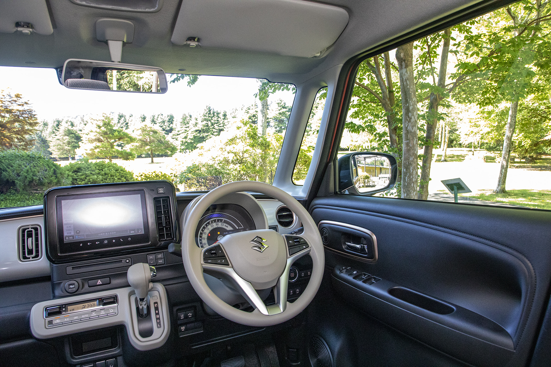 ウィンドウは全面UV＆IRカットガラス。ルーフが低く見えるがガラスエリアは広く視界は良好。死角になりやすいAピラーごしの視界もいい