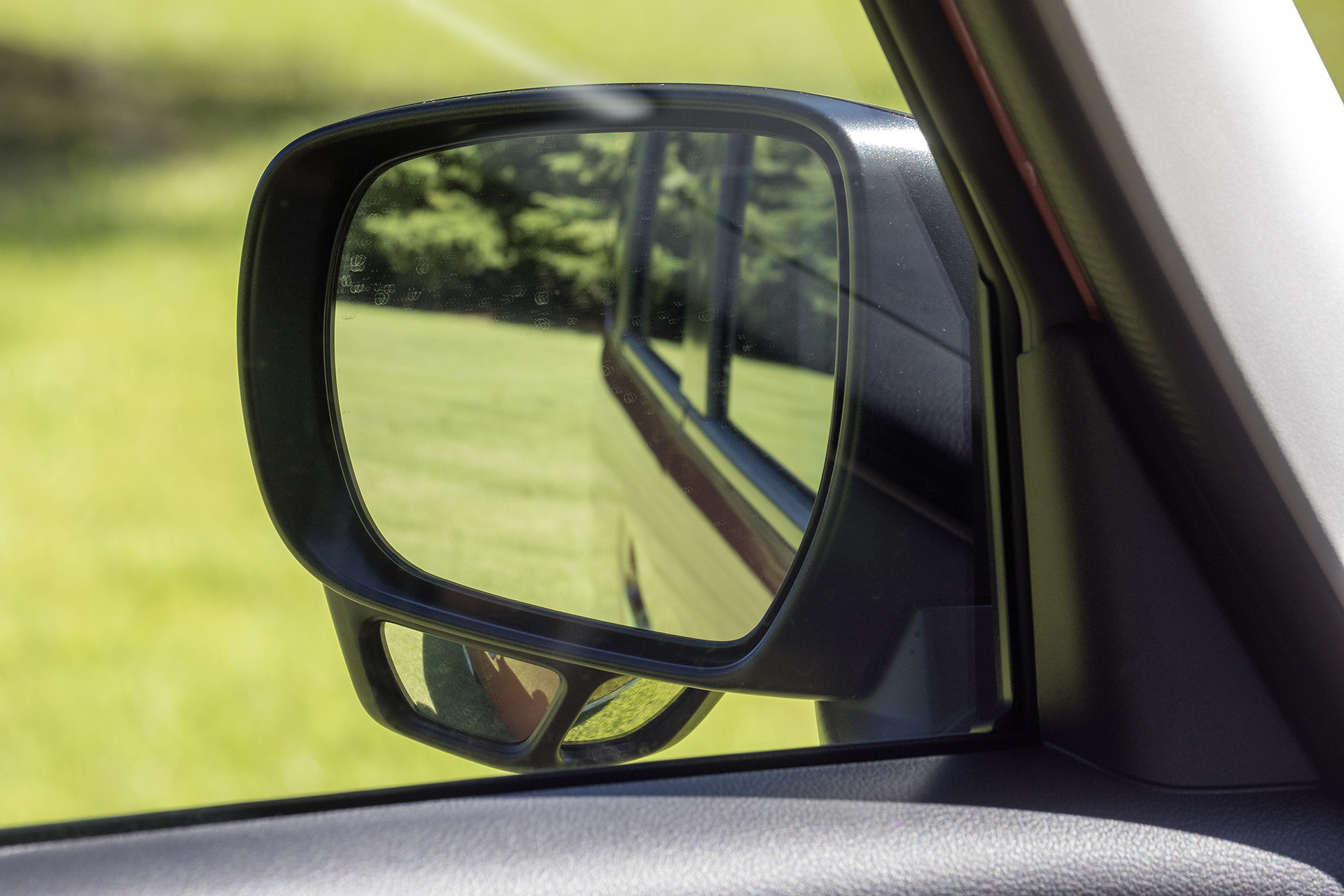 左側ミラーには2面のアンダーミラーが付いている