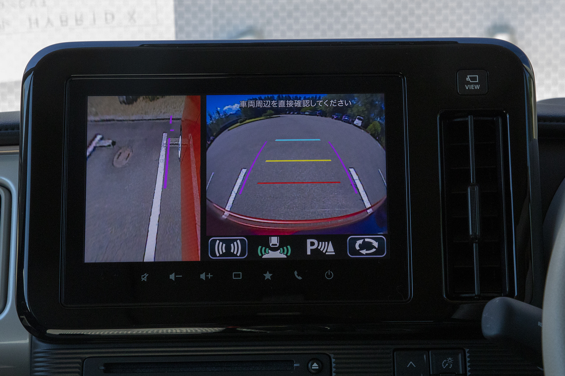 HYBRID SとXに設定されているセーフティプラスパッケージでは全方位モニターと合わせた駐車支援機能が充実。また、スズキ車としては初のすれ違い支援機能も搭載。約5km/h以下で狭い道をすれ違い走行時、自動でモニターに左側の映像を映す