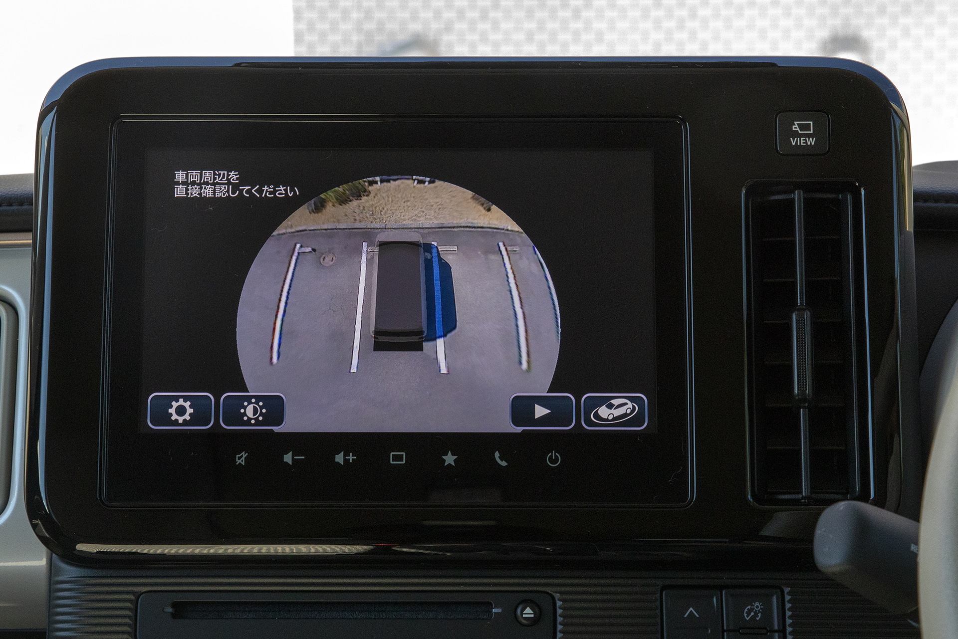 アラウンドビューの画面。駐車枠に対して自車がどの位置にあるかが分かりやすい