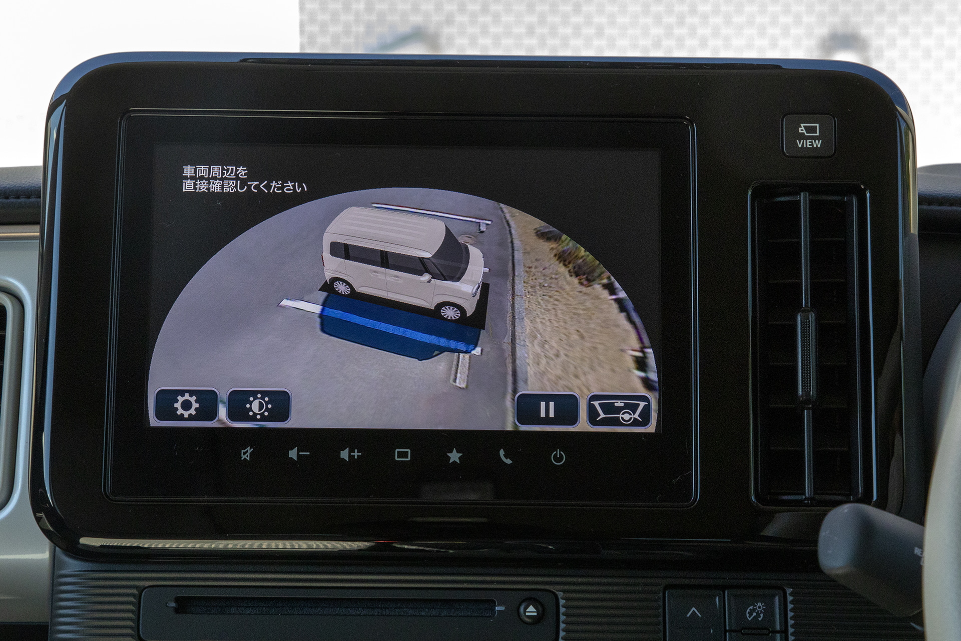 クルマのまわりを1周映像として映してくれるのですべての面で周囲が確認できる