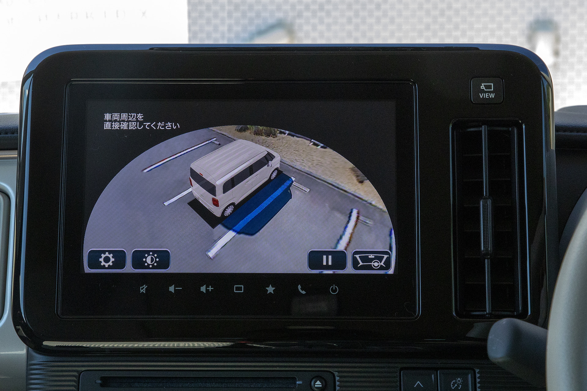 クルマのまわりを1周映像として映してくれるのですべての面で周囲が確認できる
