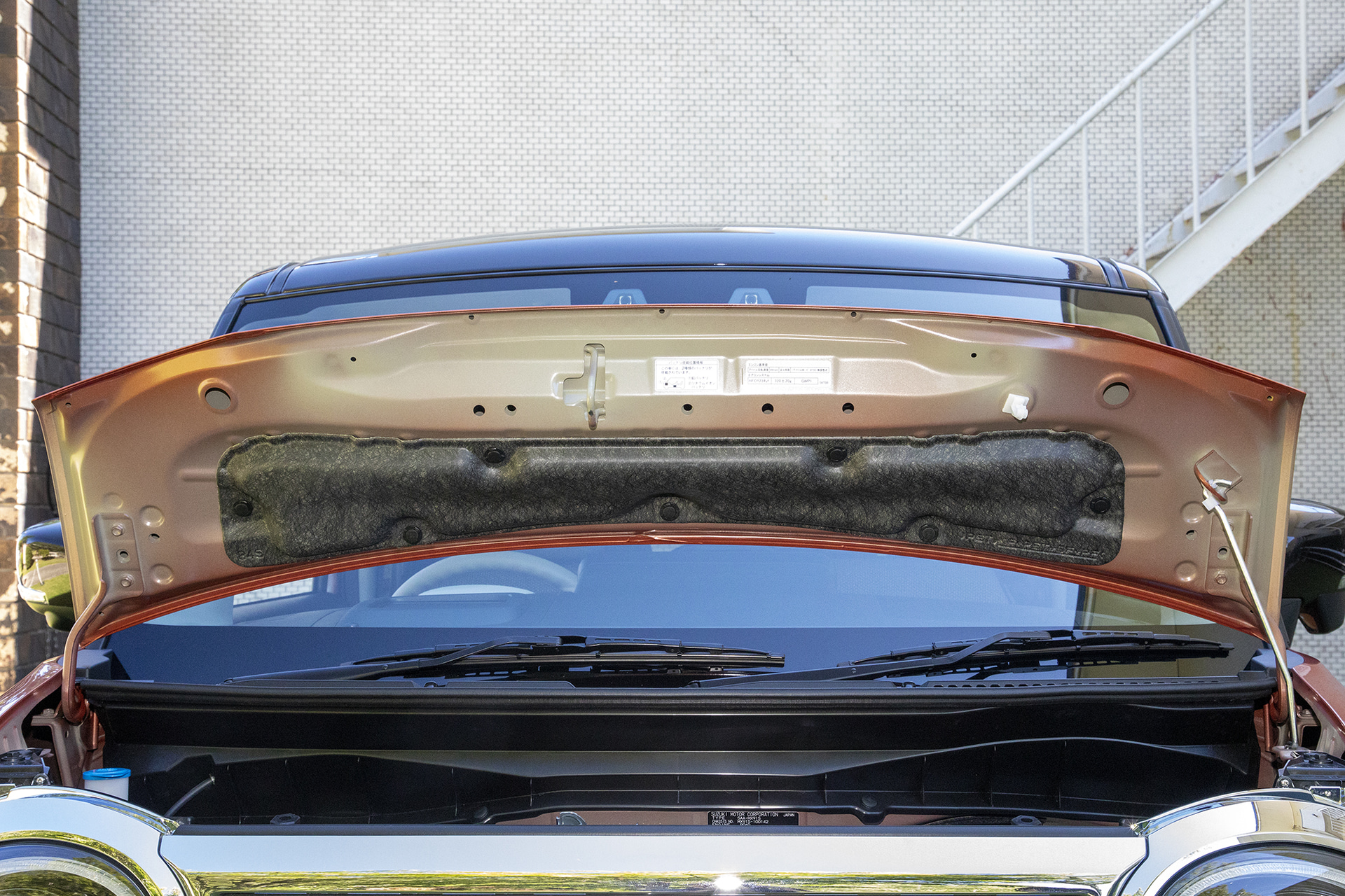 遮音にも気を使っていてボディ各所に遮音を高める作りが施される。ボンネット裏にもエンジン音遮音用のフードサイレンサーを装備