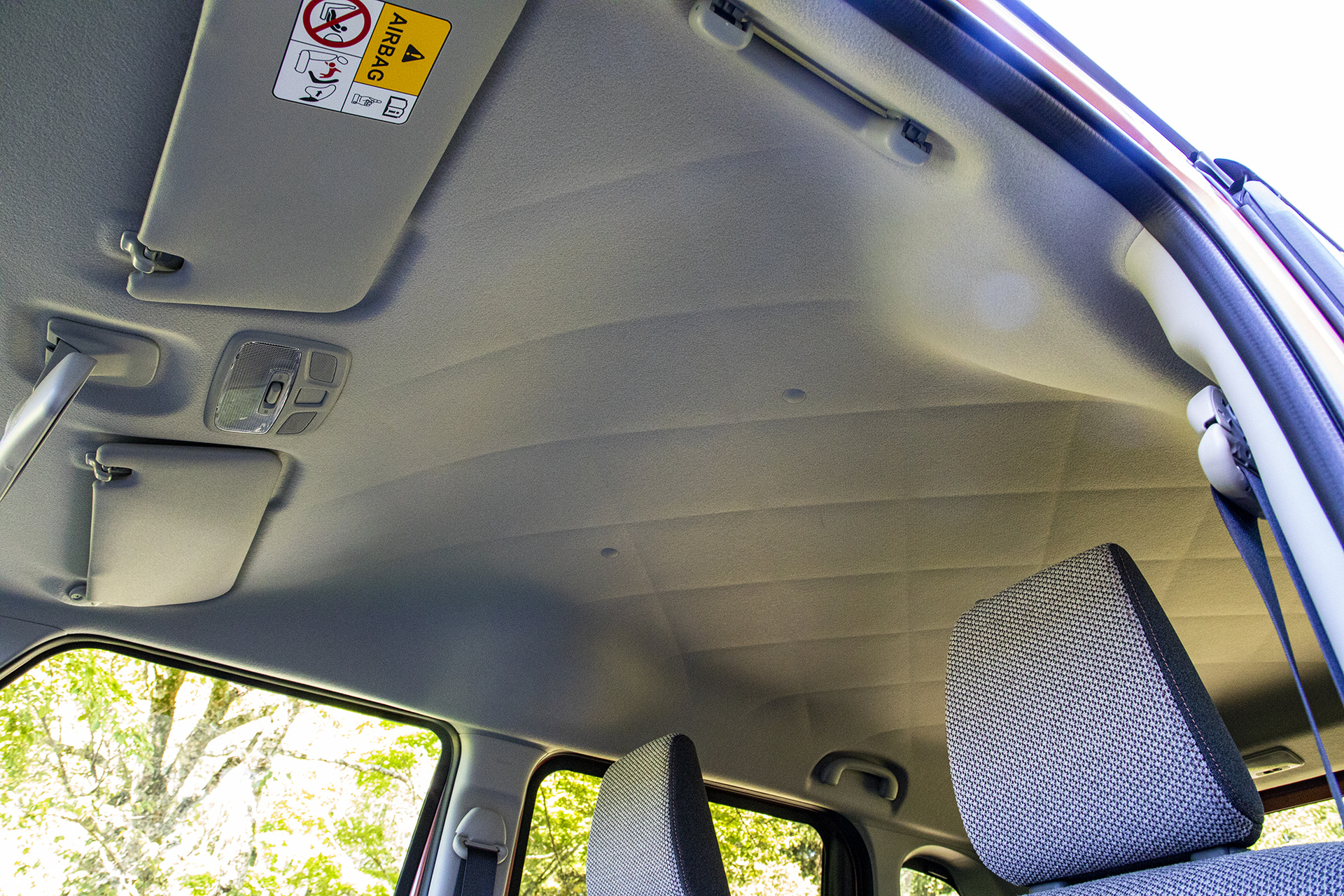 ワゴンR スマイルはこだわりを持って選ぶ人に向けたクルマであり「このクルマが欲しい」と思ってもらうことを目指している。そこでインテリアにもあちこちに「こだわりの作り込み」がある。そこで天井にはひし形の縫い込みが施された内張が使われる。こうした作りは過去にアルトラパンでも行なっているとのこと