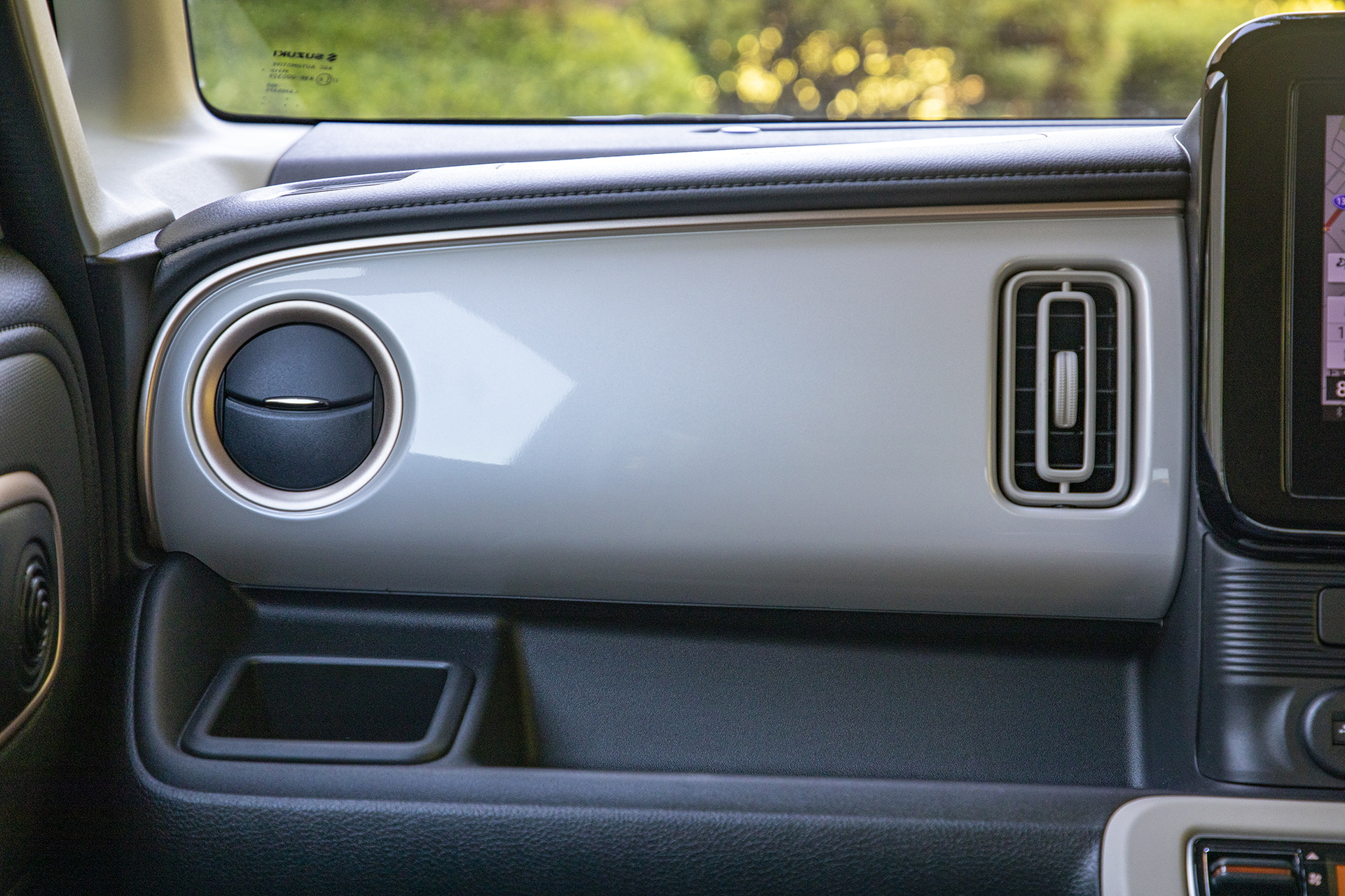 カラーパネルに加えてカッパーゴールドで塗られた縁取りが印象的。このカッパーゴールドという色も何種類もサンプルを作りイメージに合うものを探したという。またこの色は周辺の明るさによってイメージが変化。明るいところでは爽やかさがあり、暗いところではシックになるとのこと